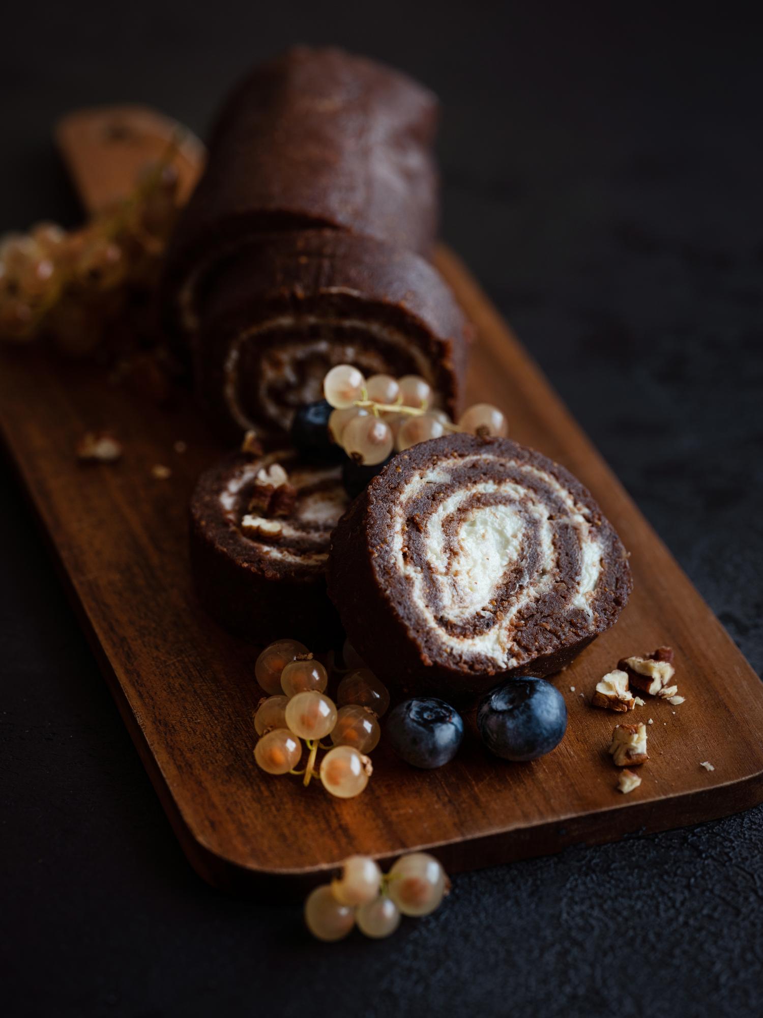 Ruladă de cacao necoapă cu brânză de vaci și cocos