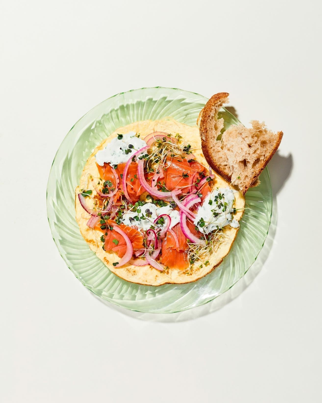 Omletă cu brânză de vaci și somon afumat