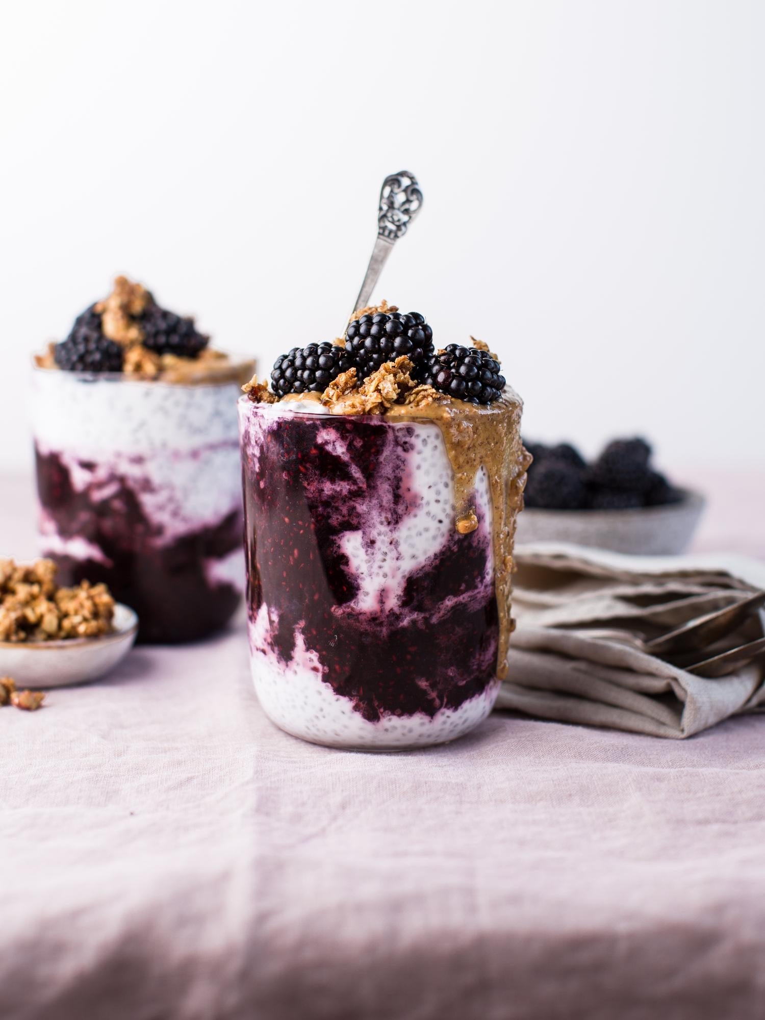 Parfait de chia cu mure și granola