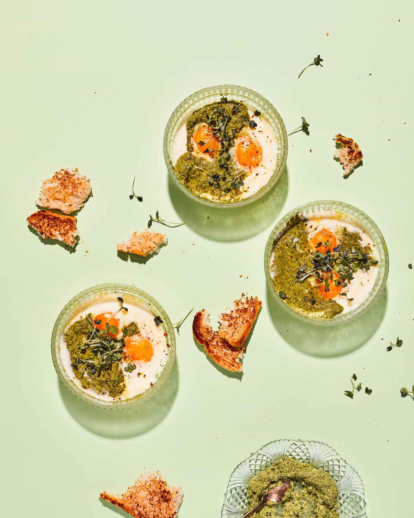 Ouă coapte cu pesto de mentă și coriandru