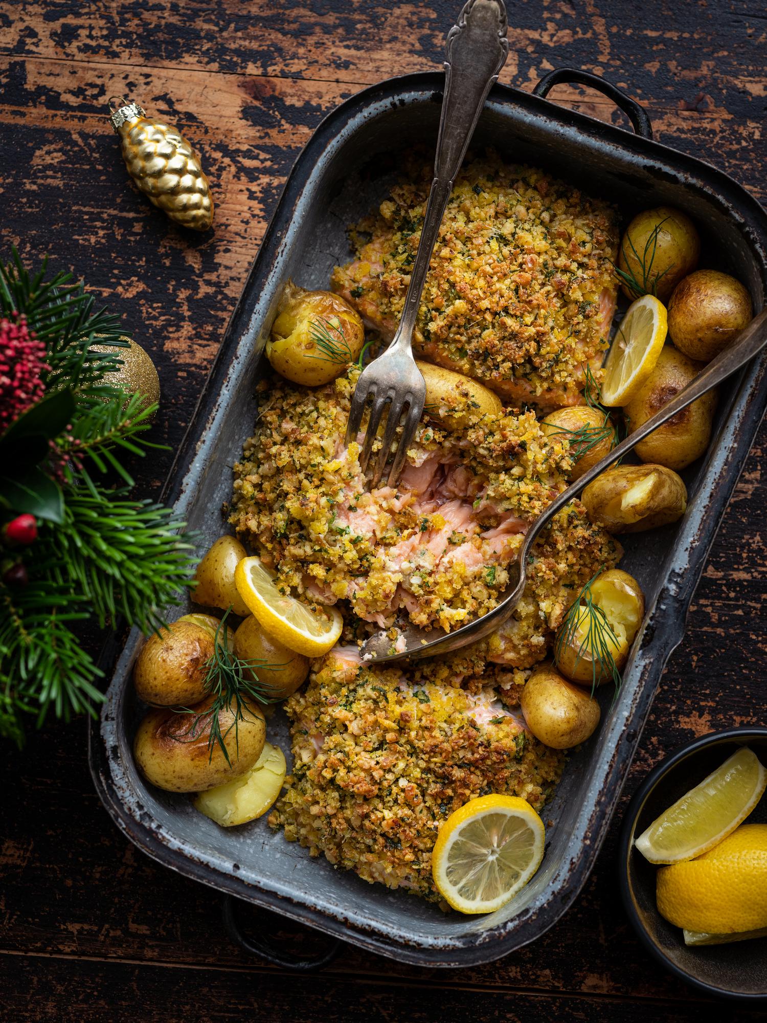 Somon copt în crustă de nuci și ierburi aromatice