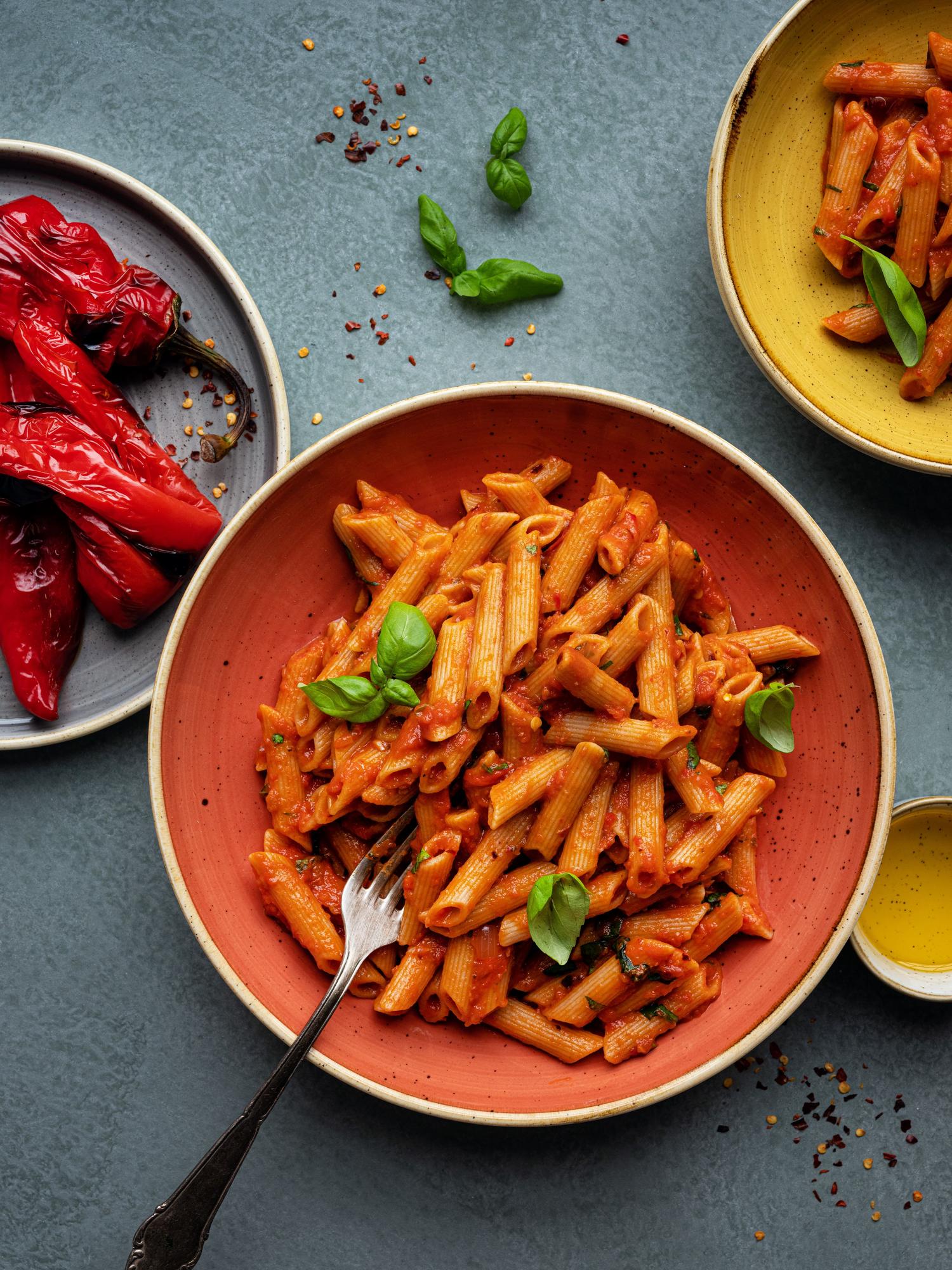 Penne cu sos de ardei și roșii