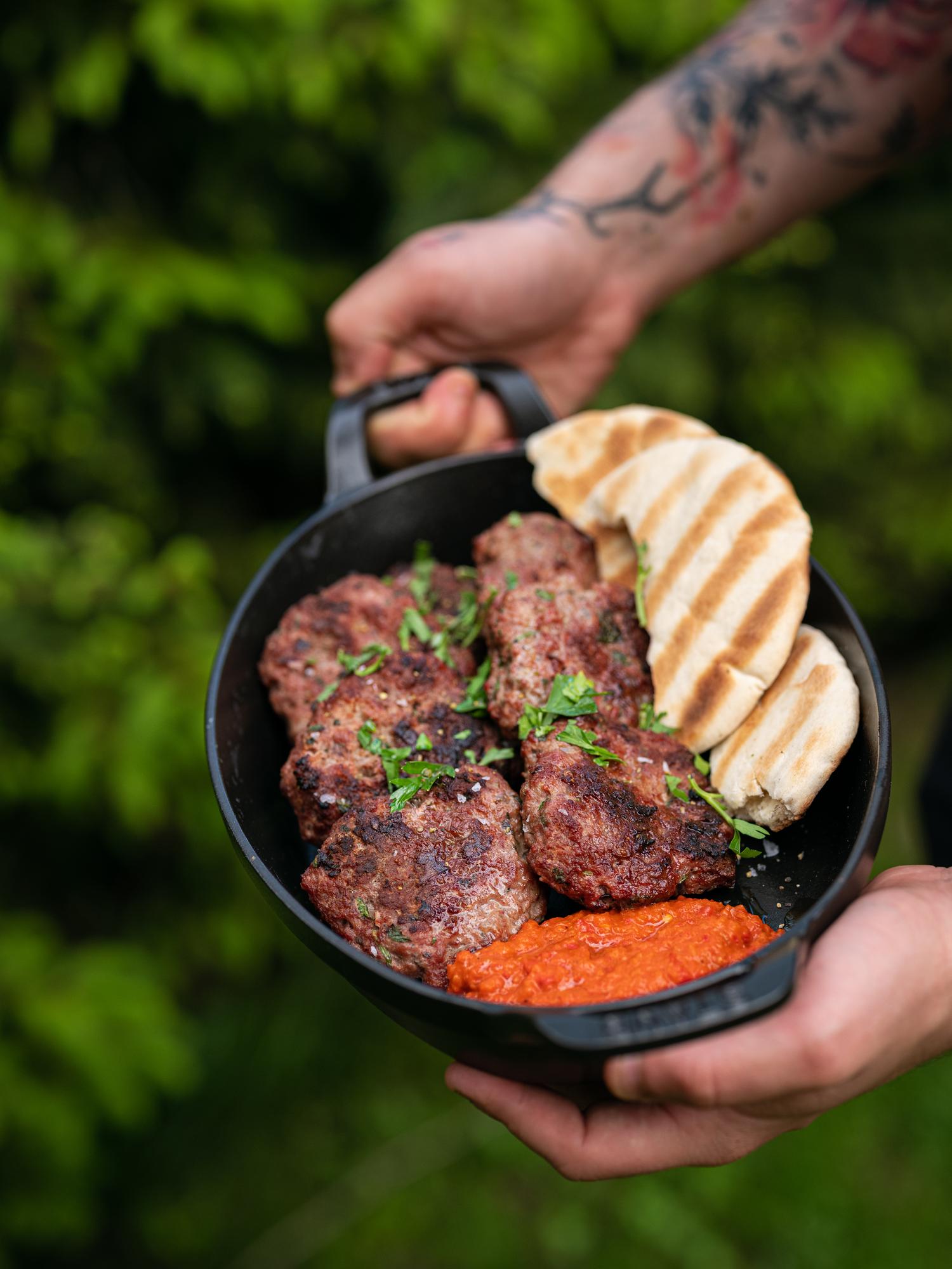 Pljeskavica cu ajvar de casă
