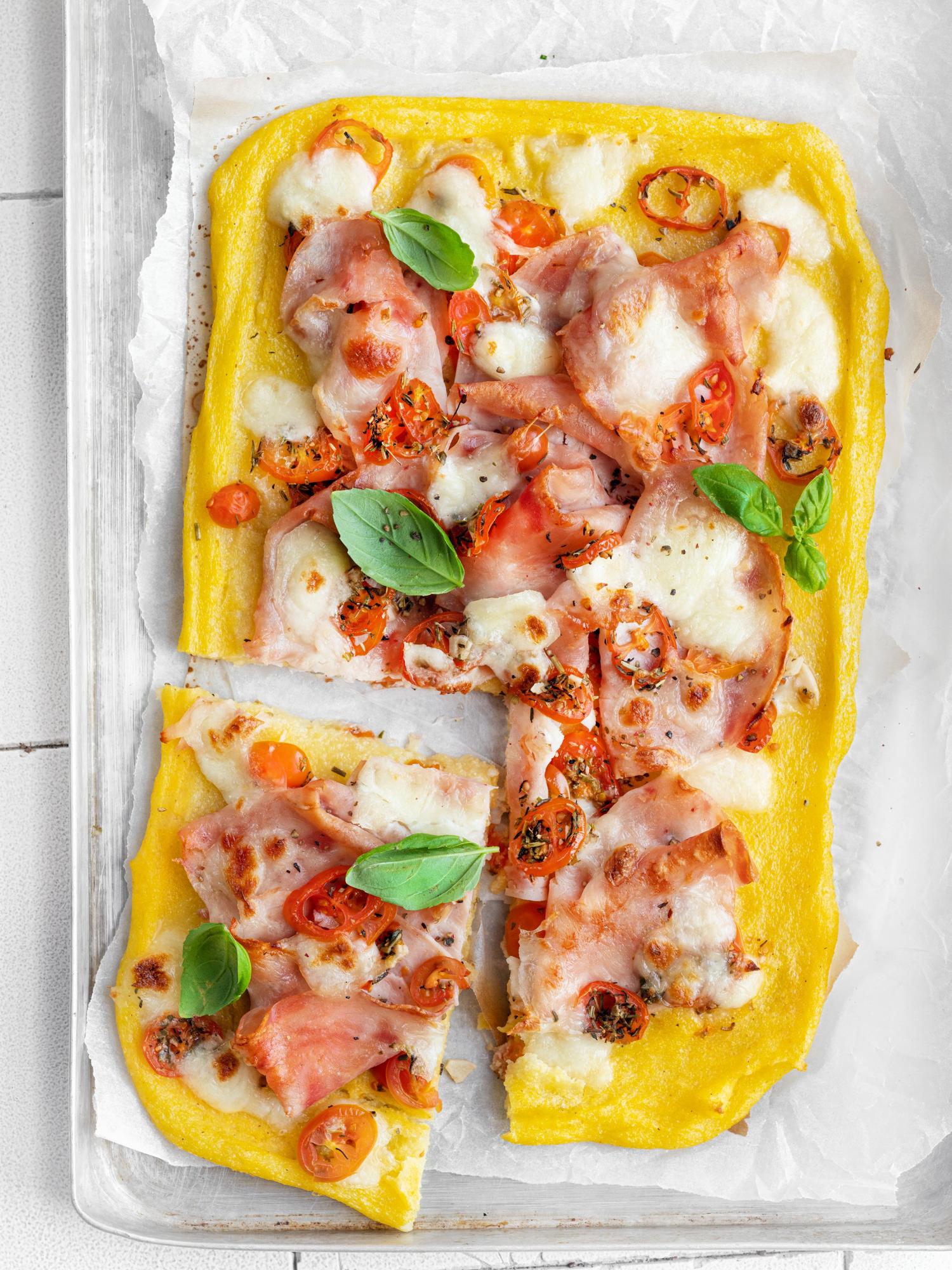 Pizza de mălai pe tavă
