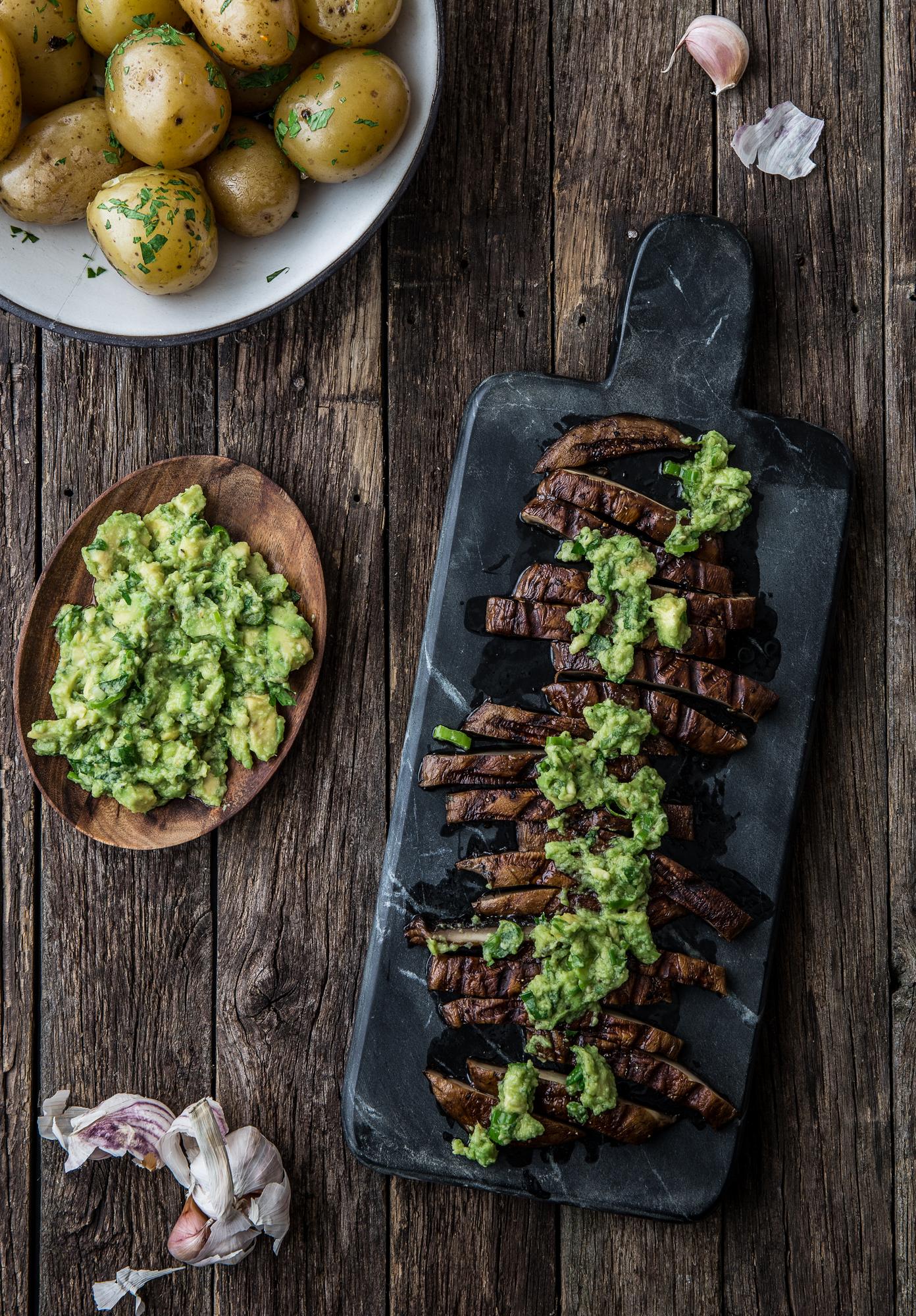 Fripturi de portobello cu sos de avocado și cartofi