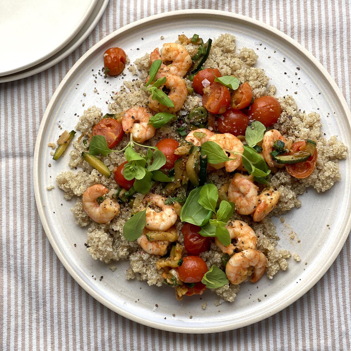 Salată cu quinoa și creveți