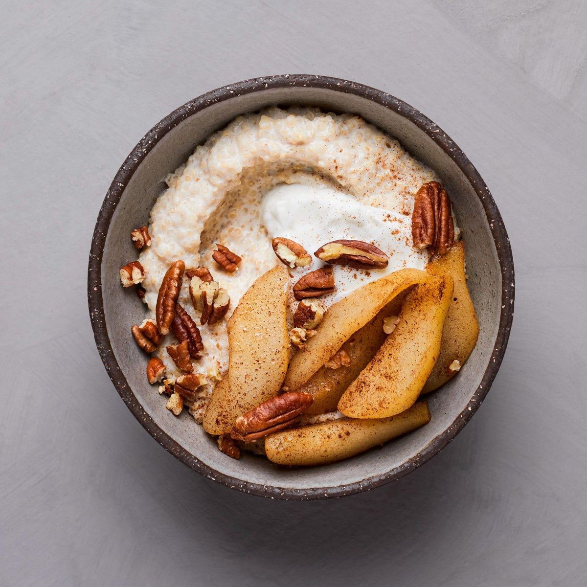 Terci de quinoa cu pară coaptă și nuci pecan