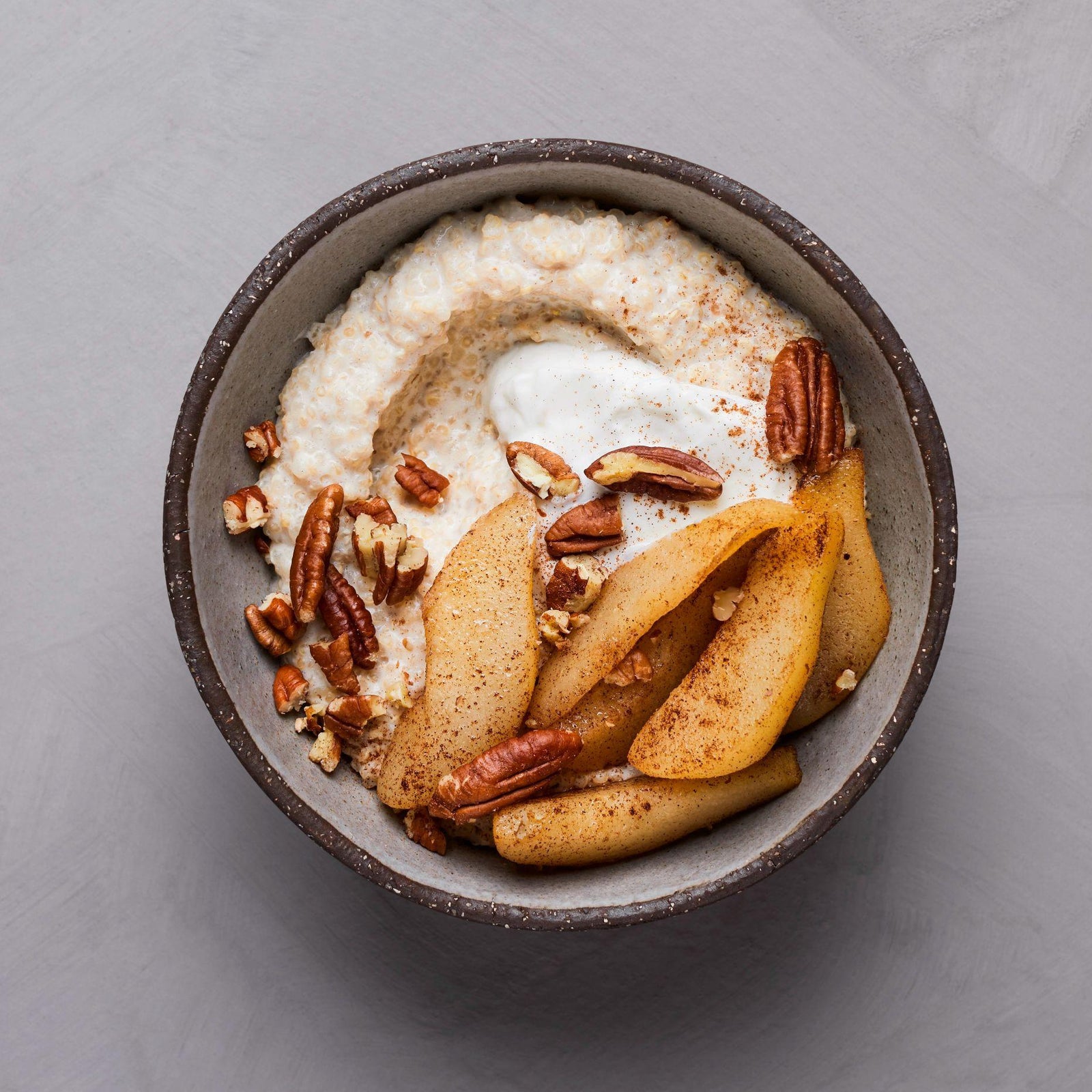 Terci de quinoa cu pară coaptă și nuci pecan