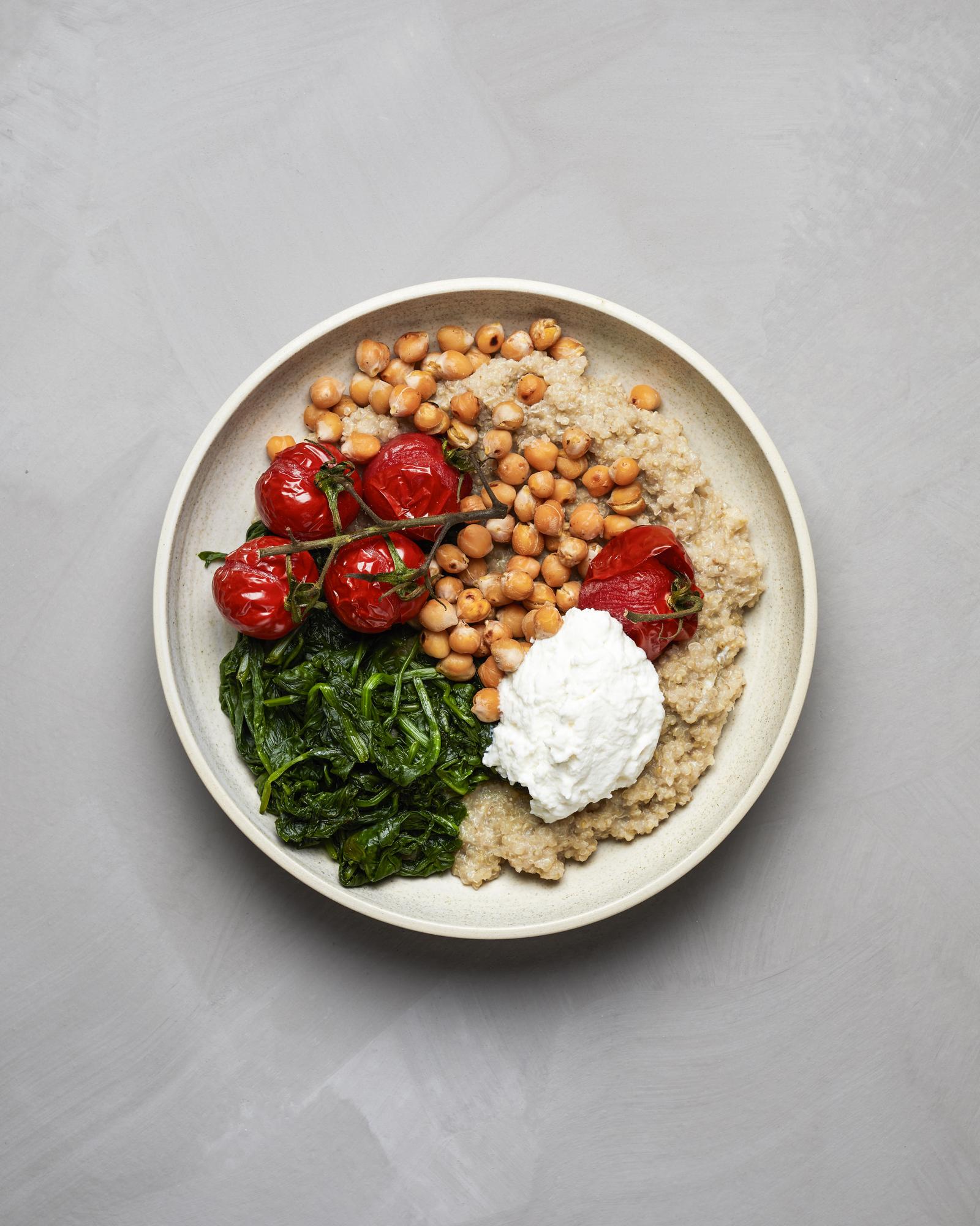 Terci de quinoa cu ricotta, roșii coapte și năut