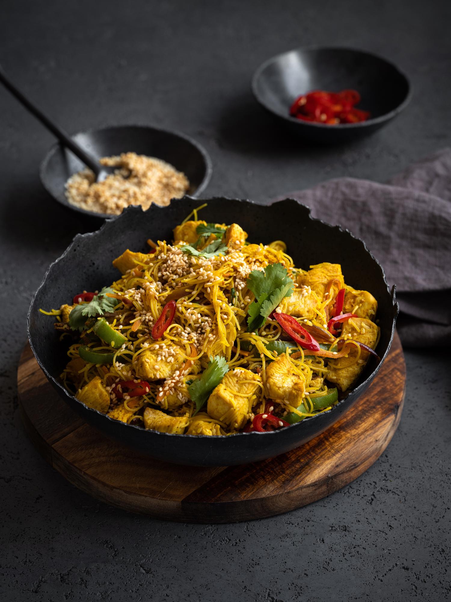 Tăiței de orez cu pui și curry