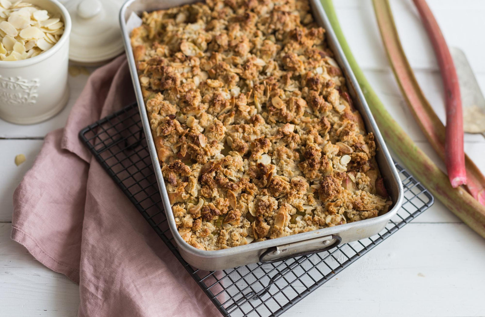 Prăjitură de rubarbă cu crumble