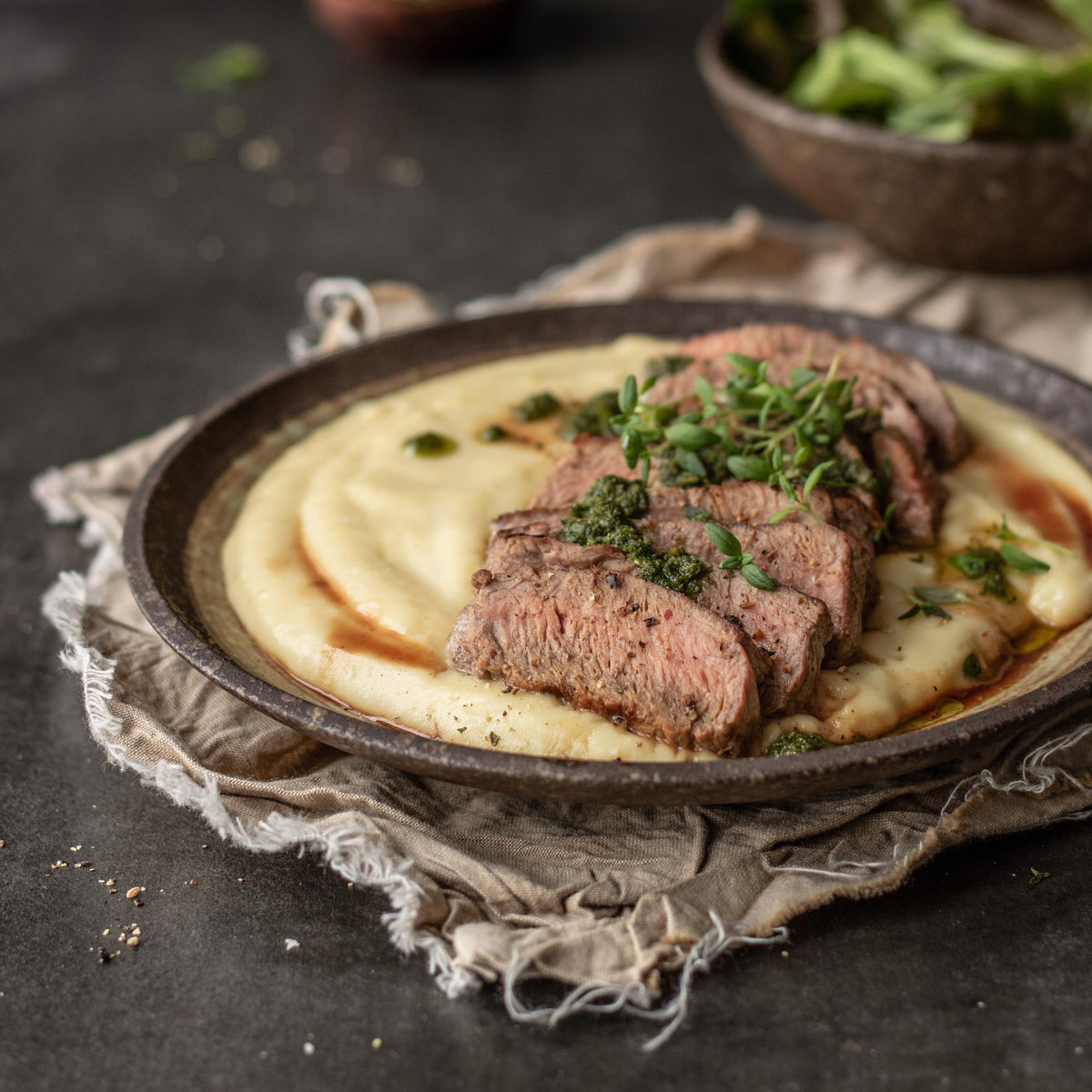Rump steak de vită cu piure de păstârnac și pesto de cimbru