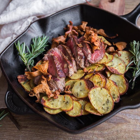 Steak de vită cu cartofi cu rozmarin și ciuperci