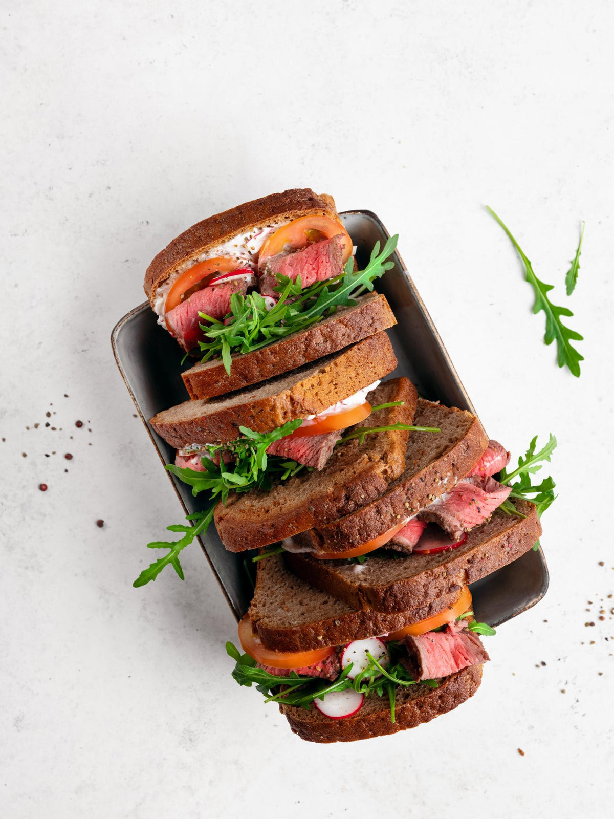 Sandwich cu roast beef și dip de ridichi