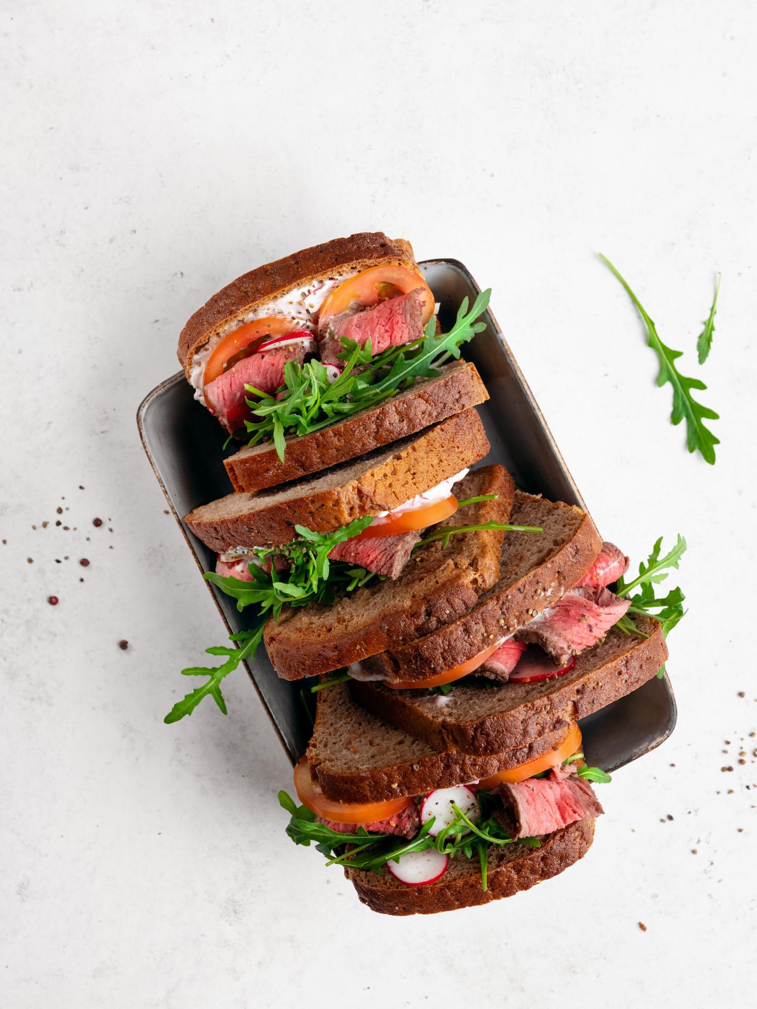 Sandwich cu roast beef și dip de ridichi