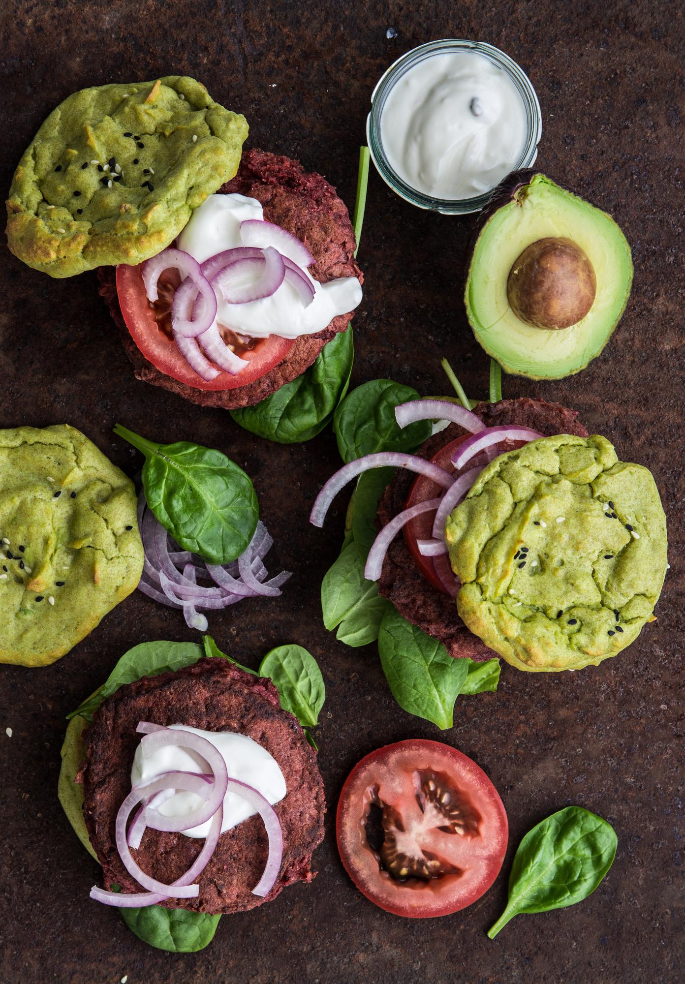 Burgeri de sfeclă cu chifle de avocado