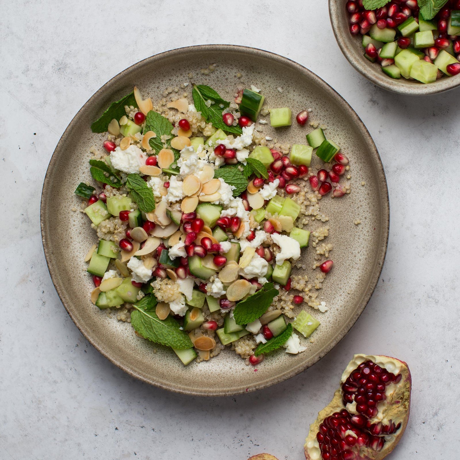 Salată cu quinoa, feta și rodie