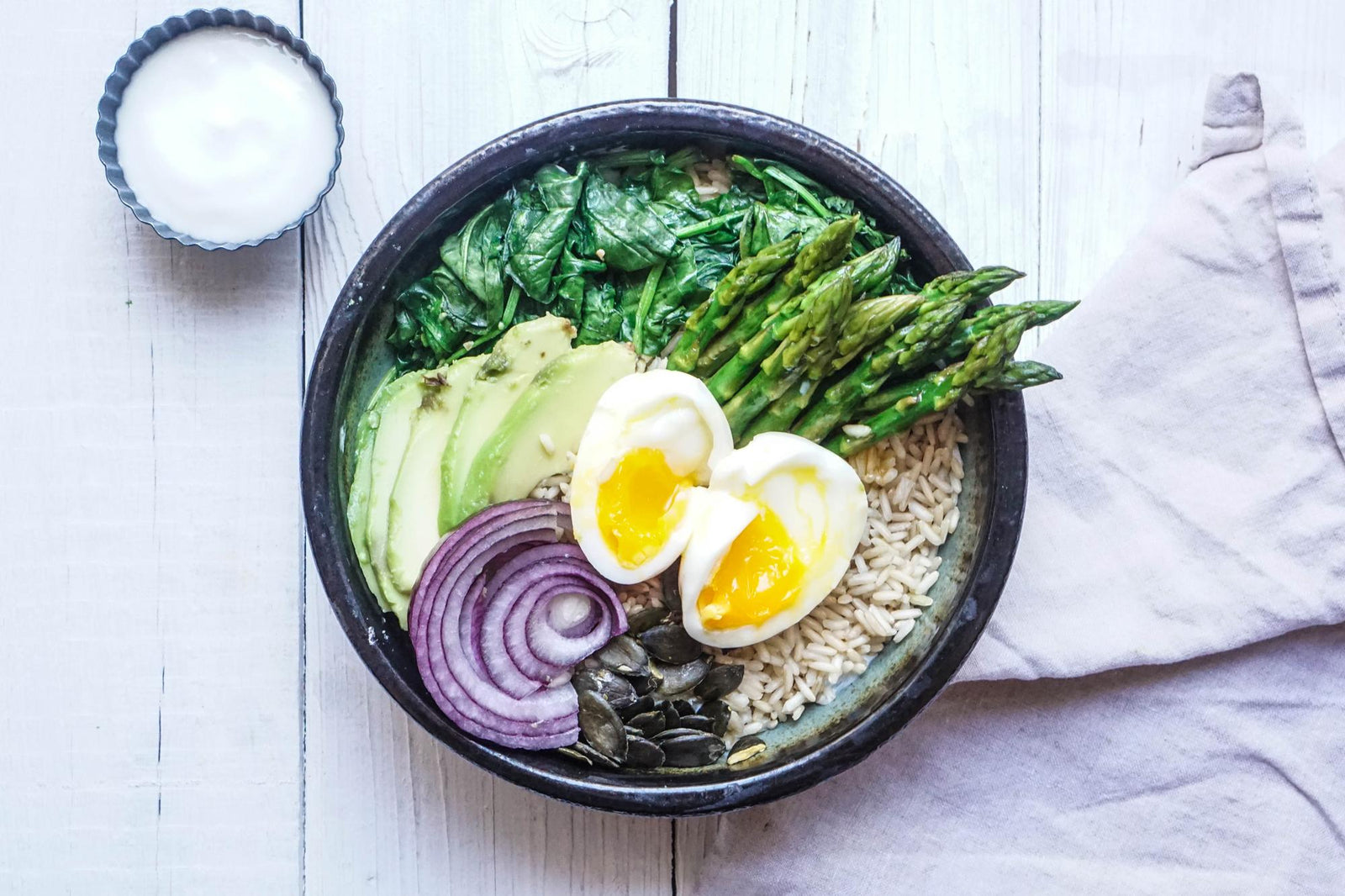 Salată cu sparanghel și dressing de iaurt