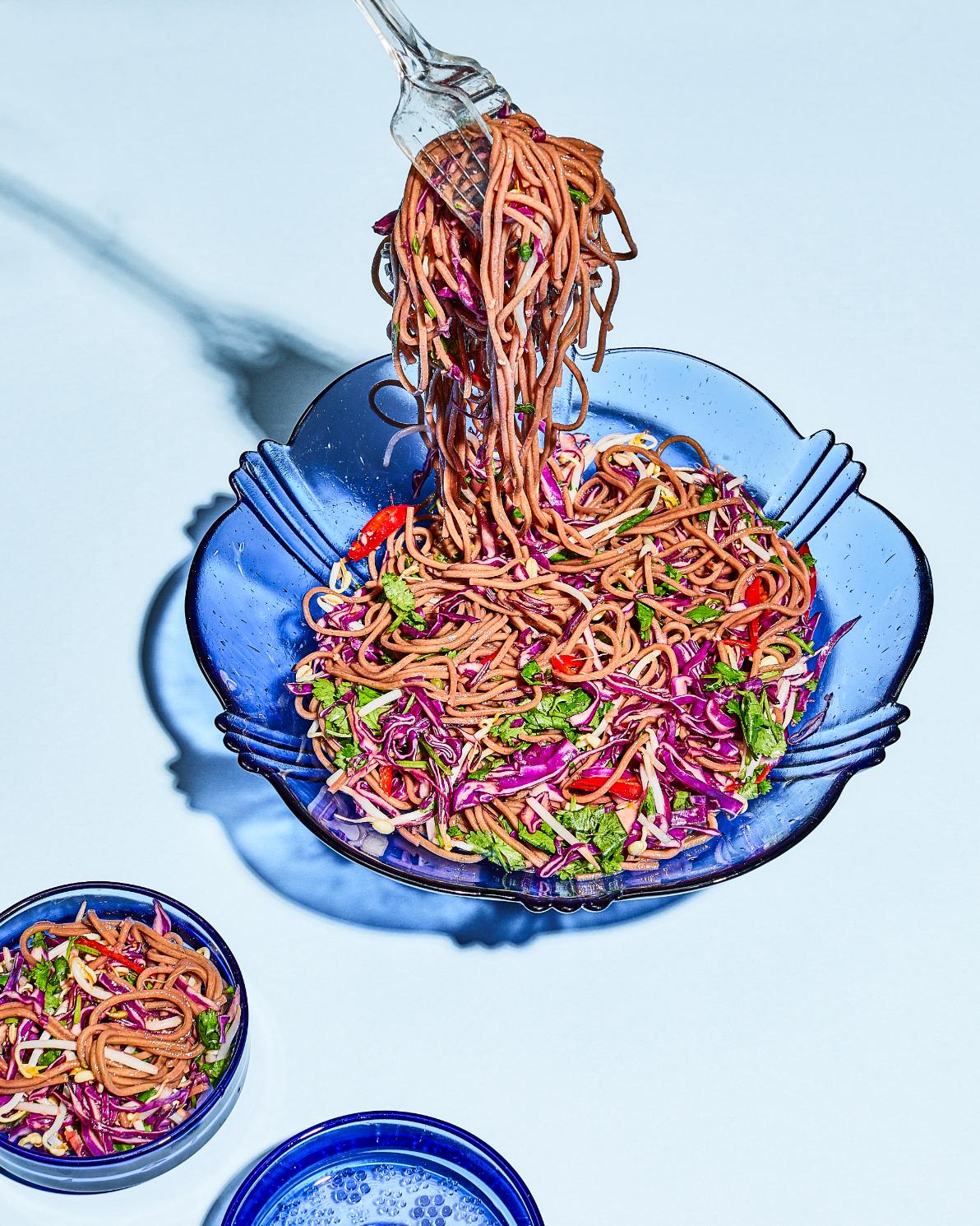 Salată cu varză roșie, coriandru și tăiței soba