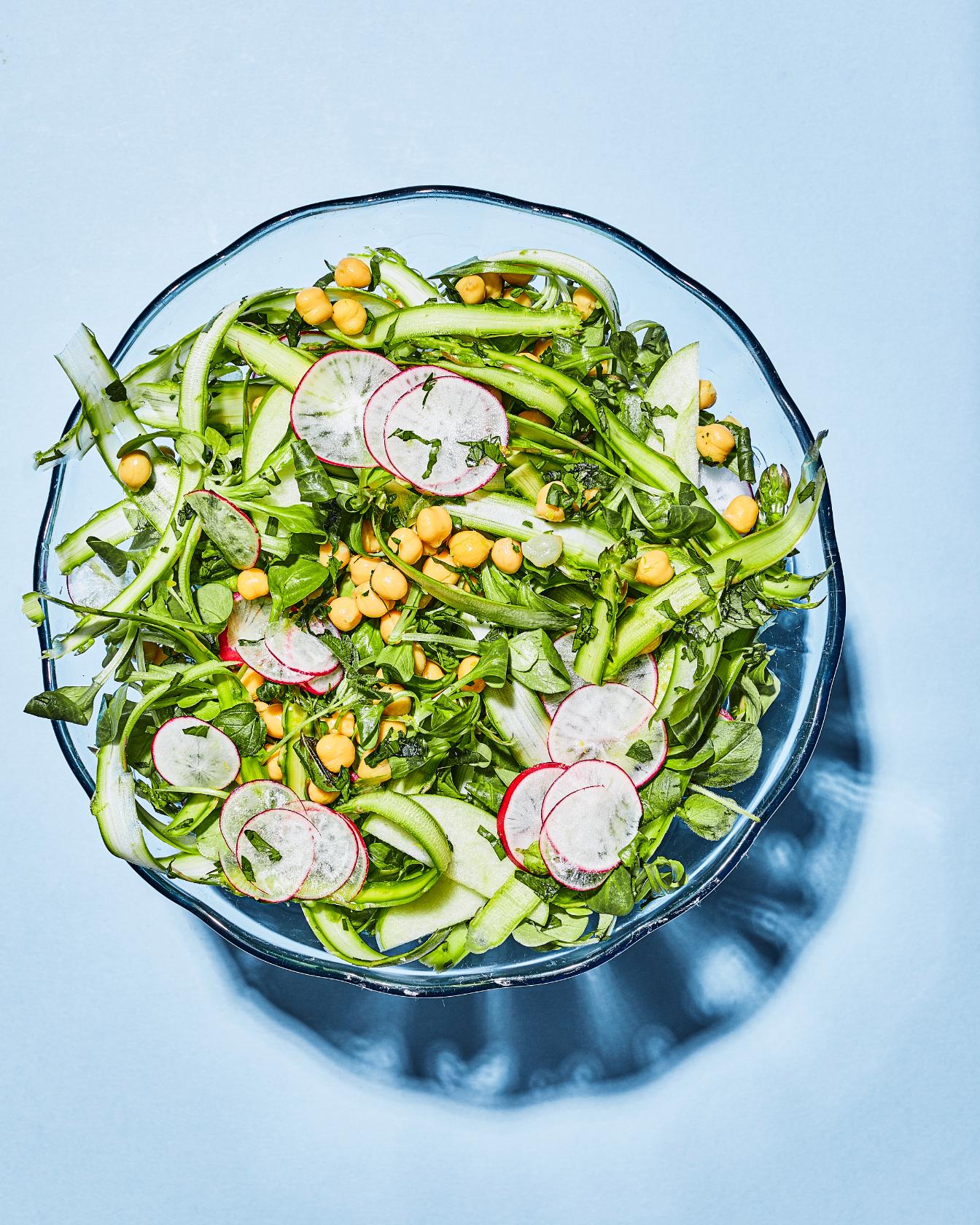 Salată cu sparanghel și măr verde