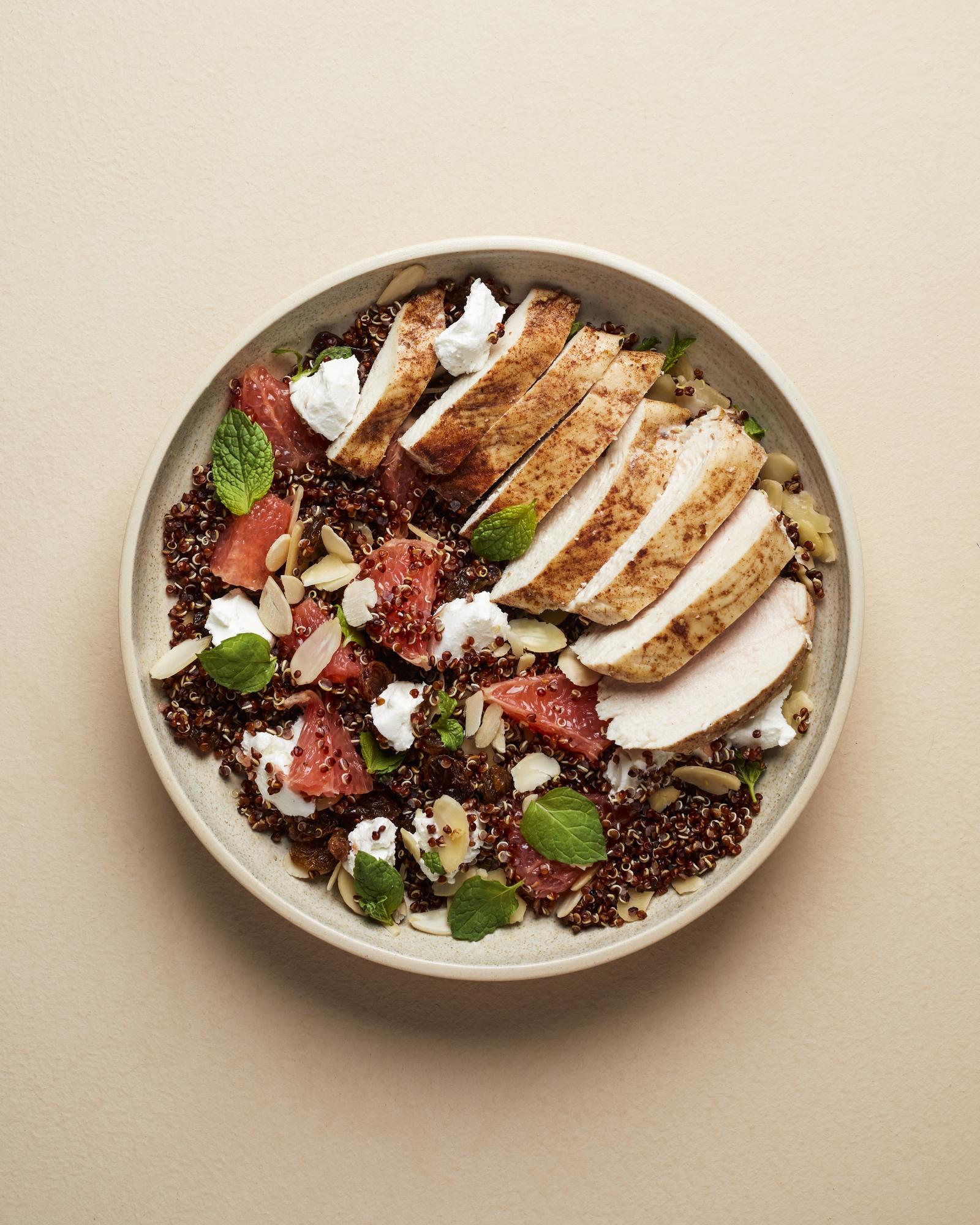 Salată cu pui, quinoa și grapefruit