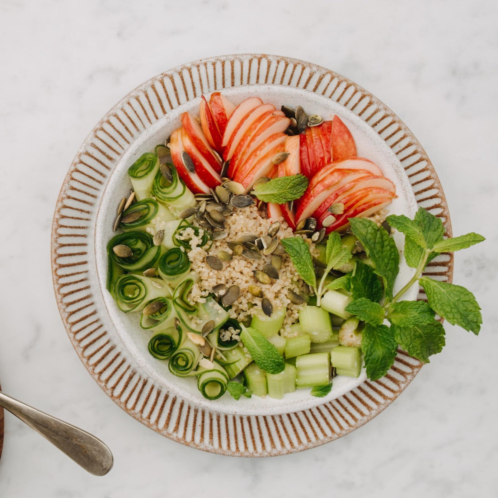 Salată cu quinoa și semințe de muștar