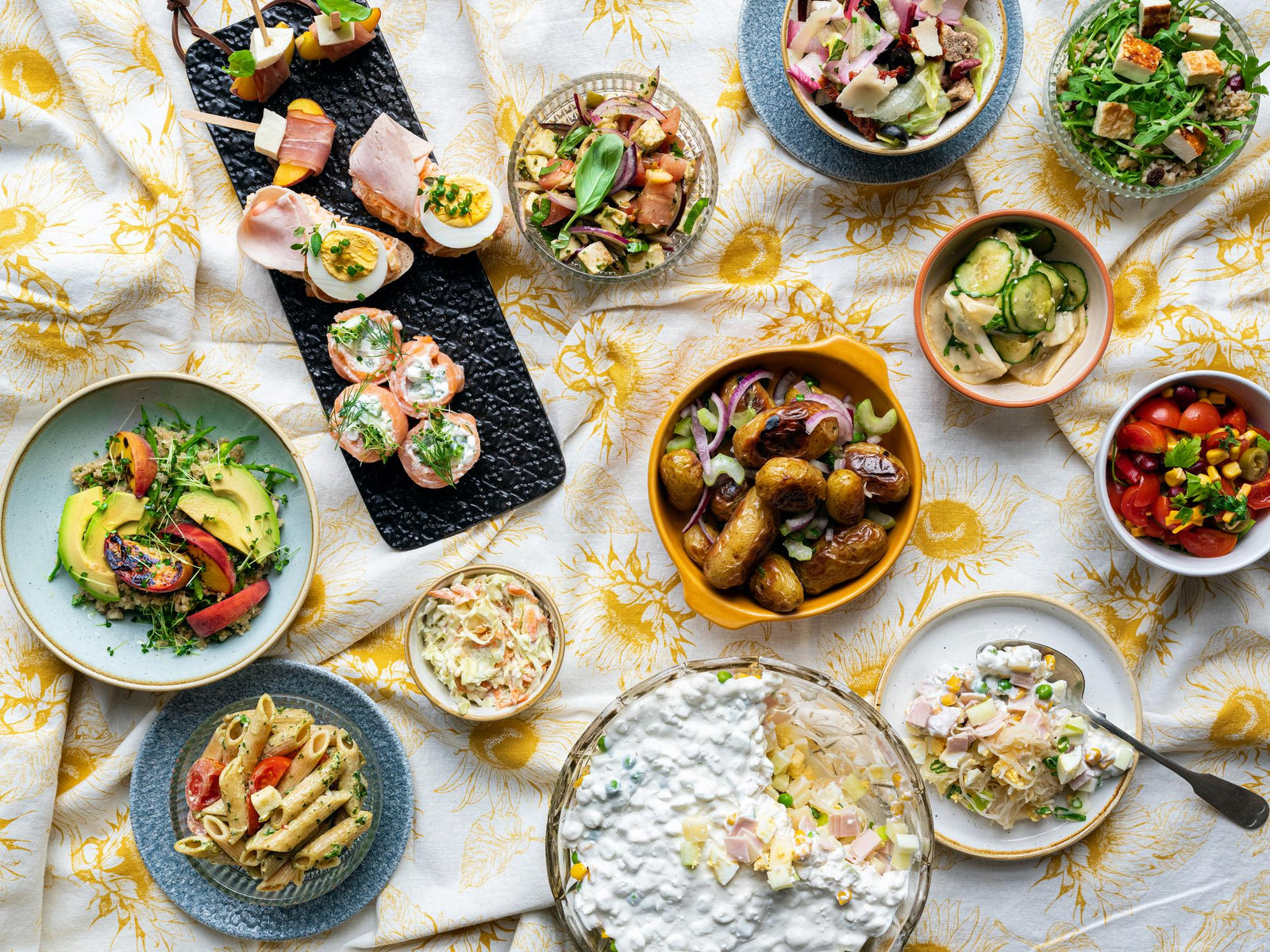 Salată cu quinoa, avocado și piersică la grătar