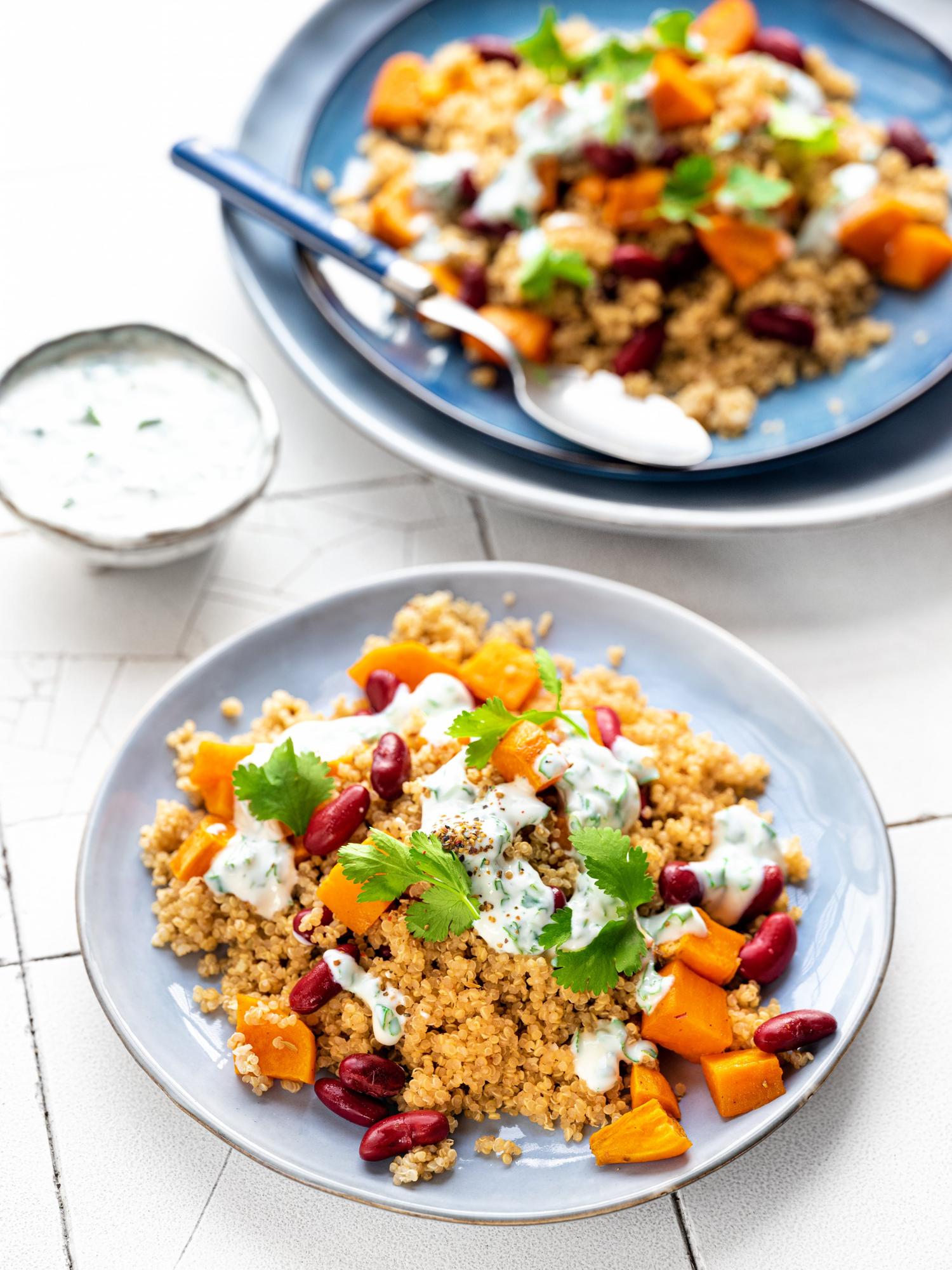 Salată cu quinoa, cartof dulce la cuptor și dressing