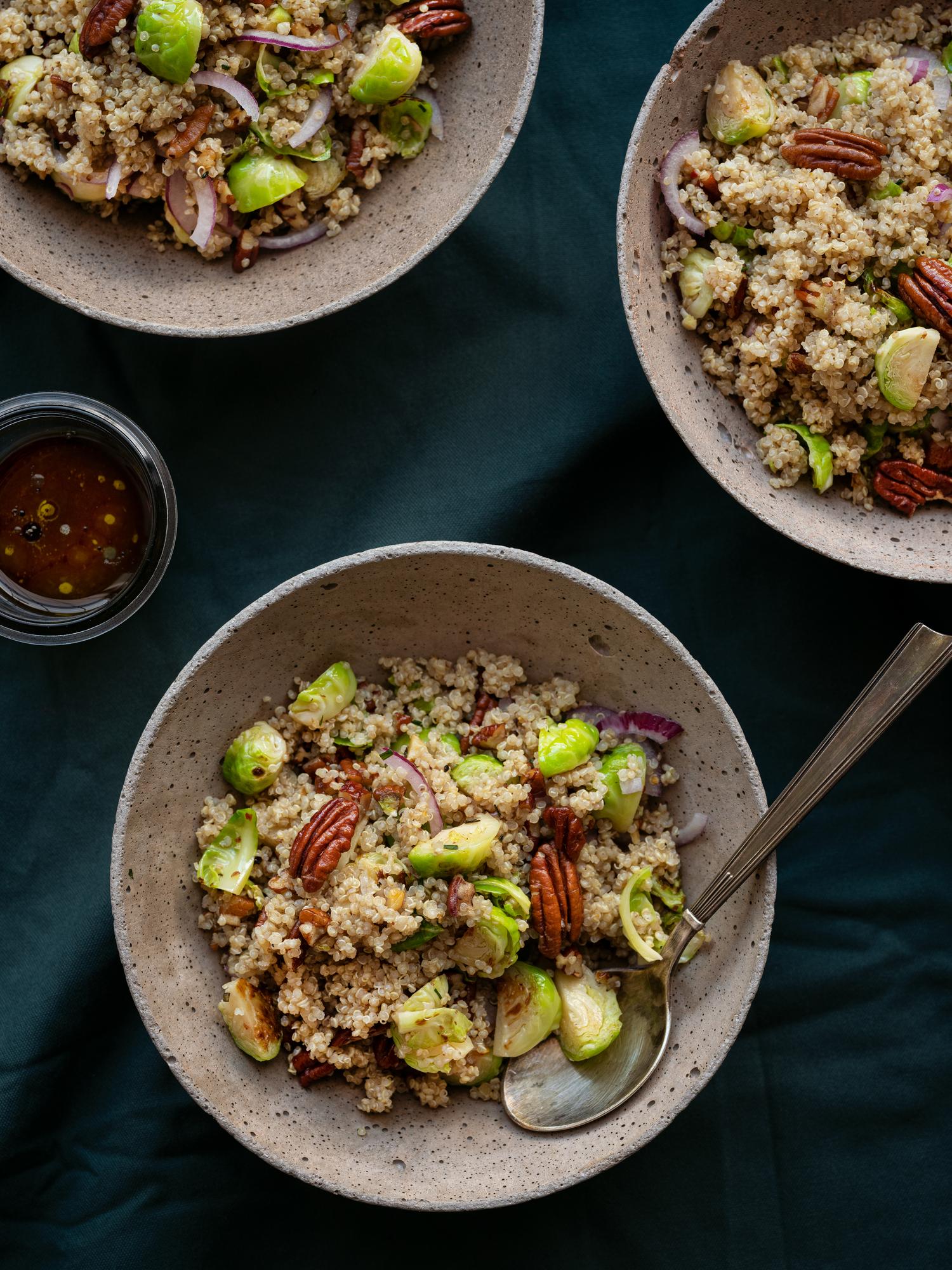 Salată cu varză de Bruxelles și nuci pecan