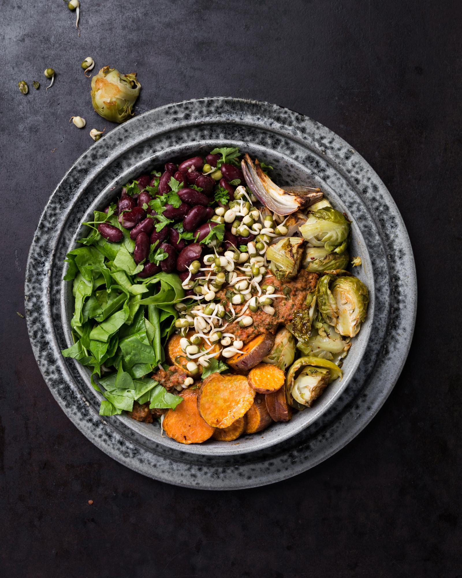 Salată cu varză de Bruxelles și salsa