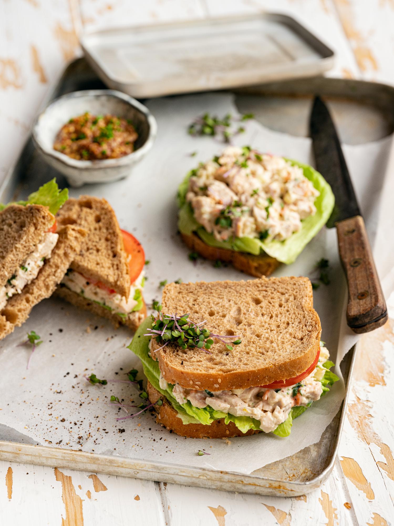 Sandwich cu salată de pui