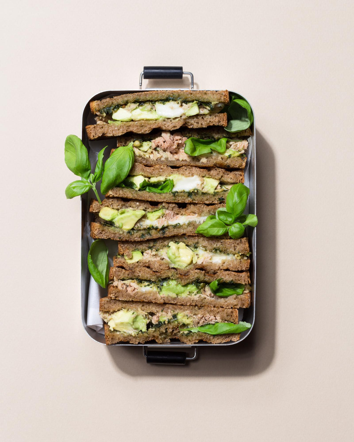 Toast cu ton și avocado