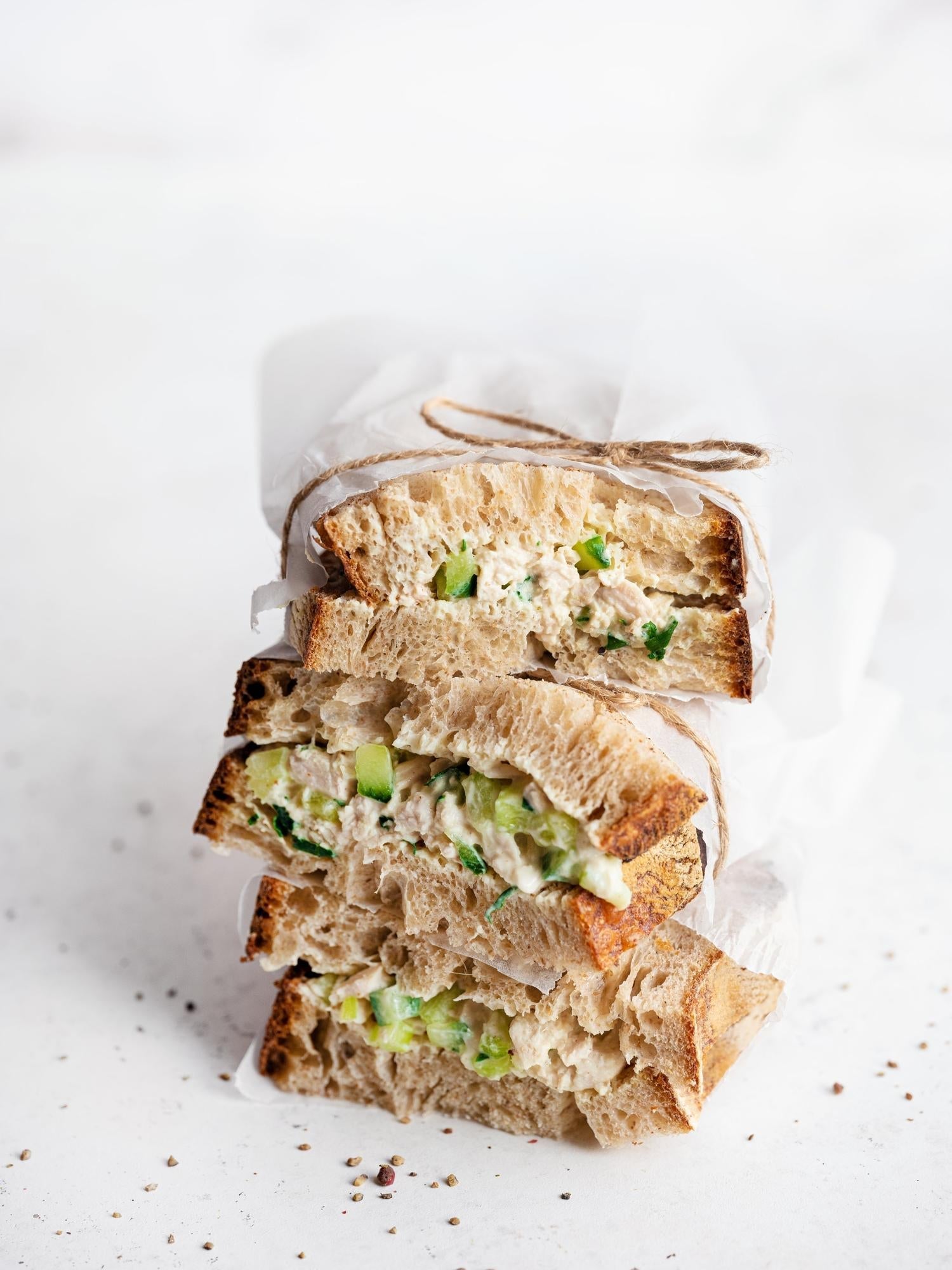 Sandwich cu salată de pui