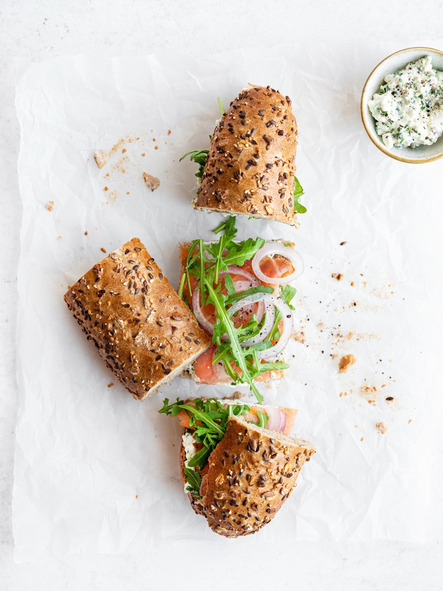 Sandwich cu somon afumat