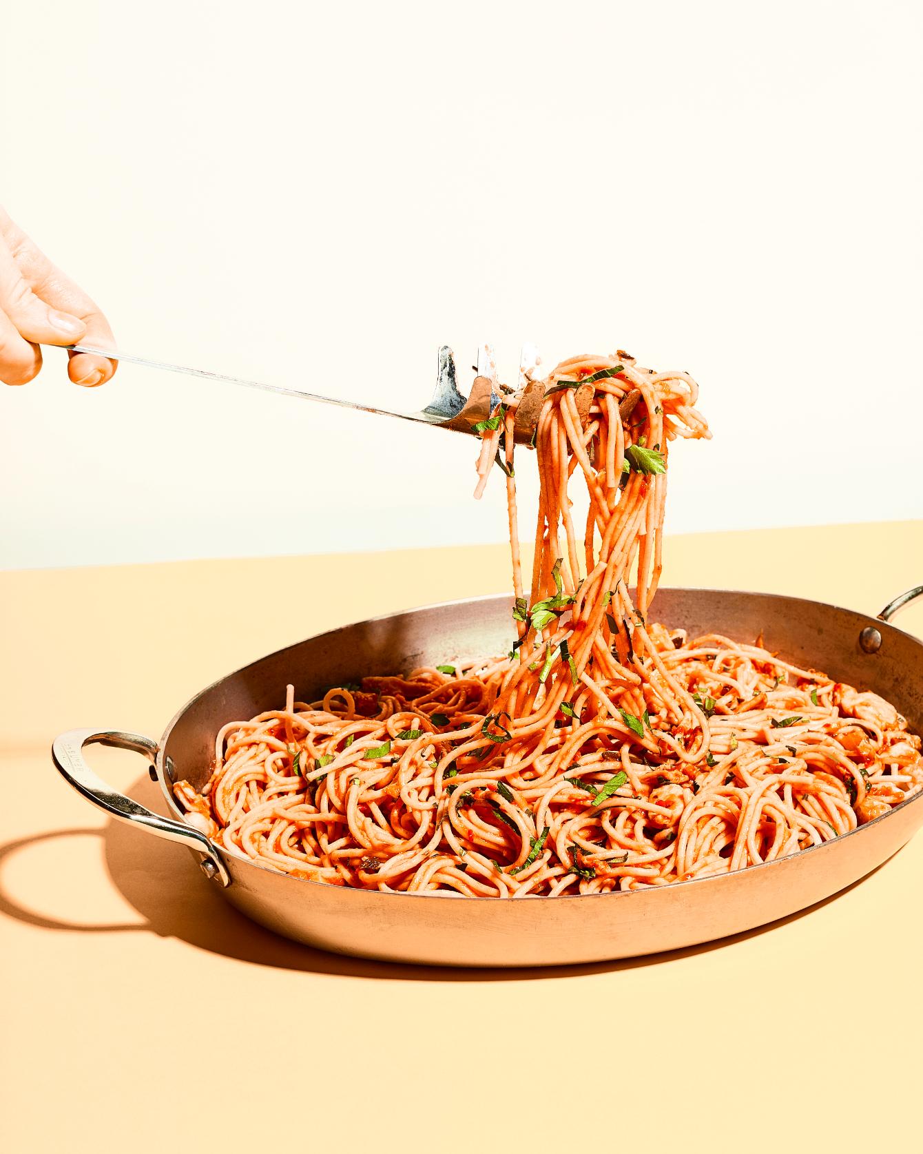 Spaghete cu carne de iepure și sos de roșii