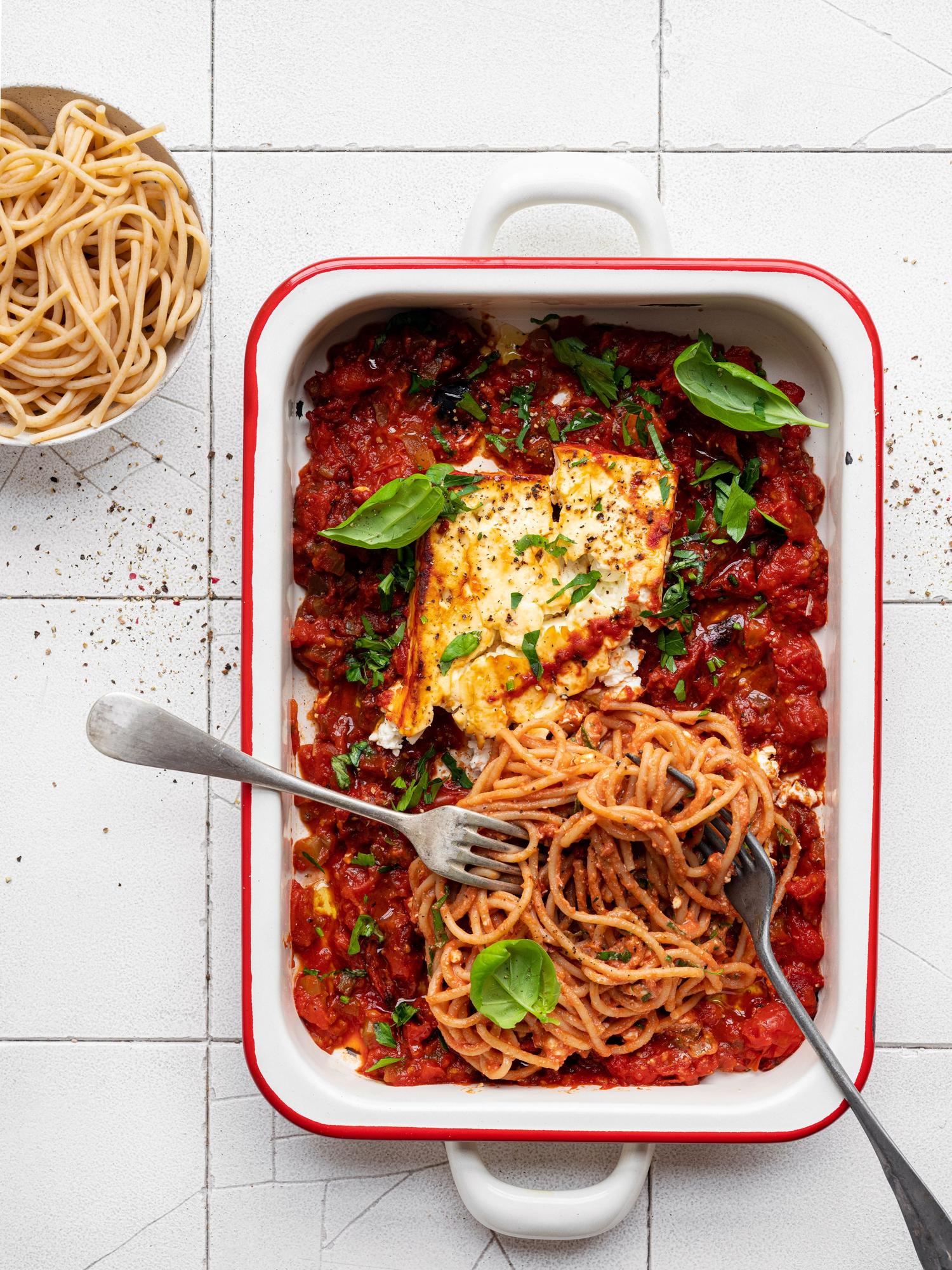 Spaghete cu sos de brânză feta