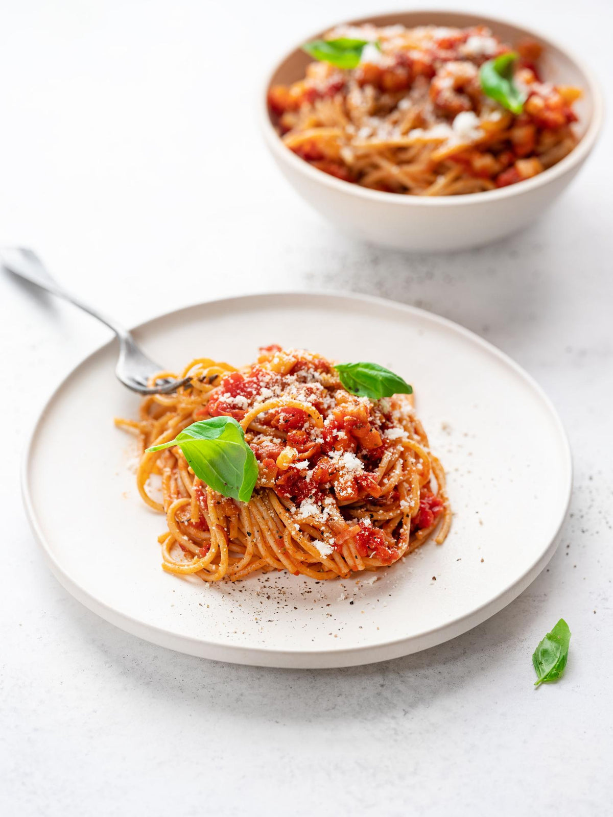 Spaghete cu sos de roșii și șuncă uscată
