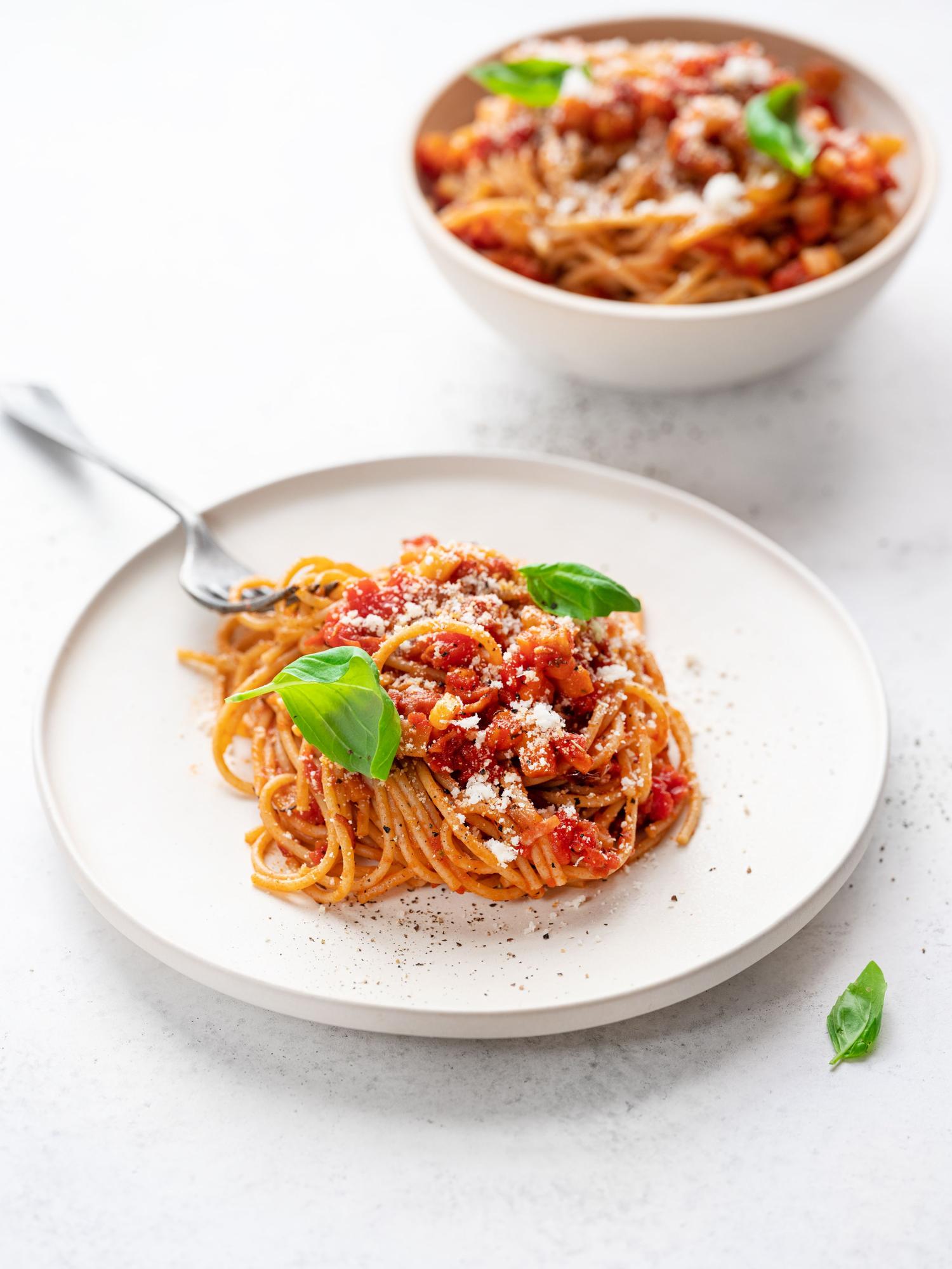 Spaghete cu sos de roșii și șuncă uscată
