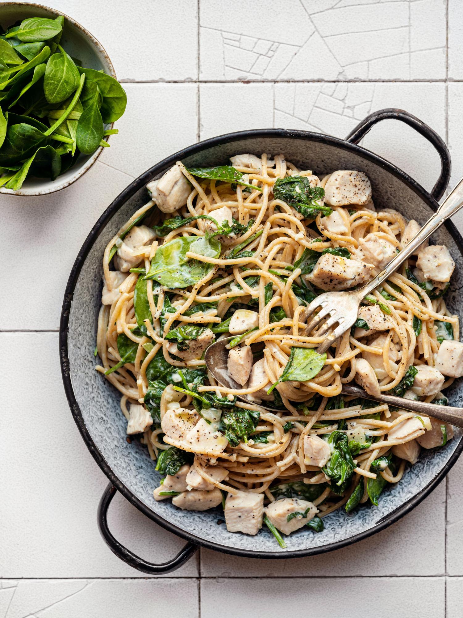 Spaghete cu spanac, brânză și carne de pui