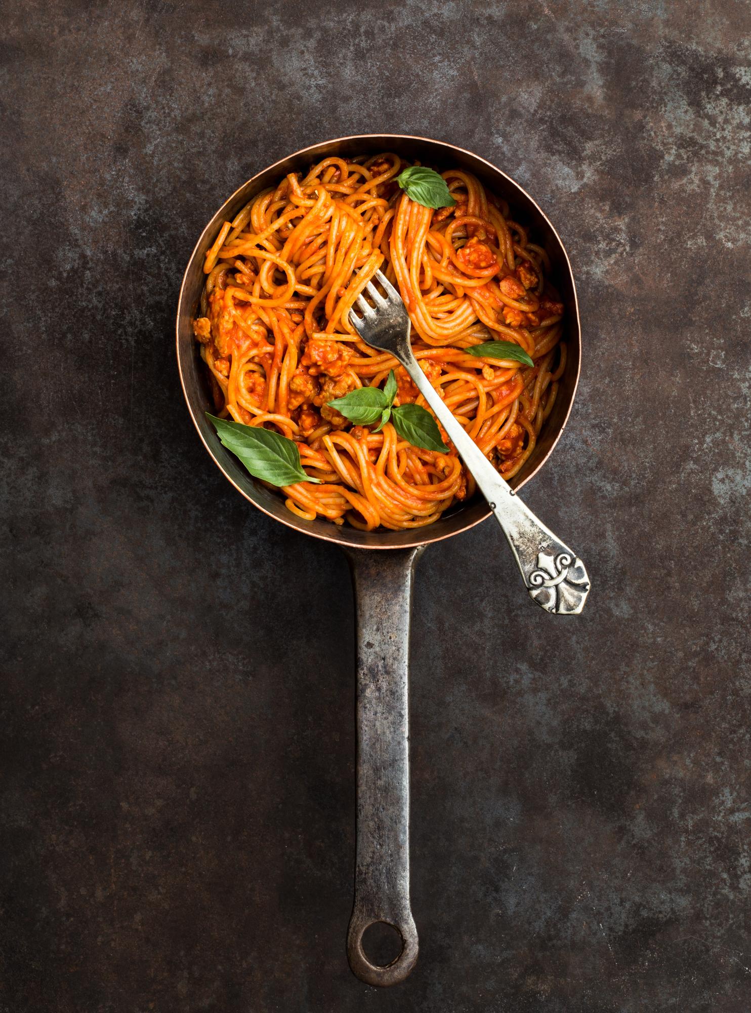 Spaghete cu sos de ardei copți cu carne de curcan tocată