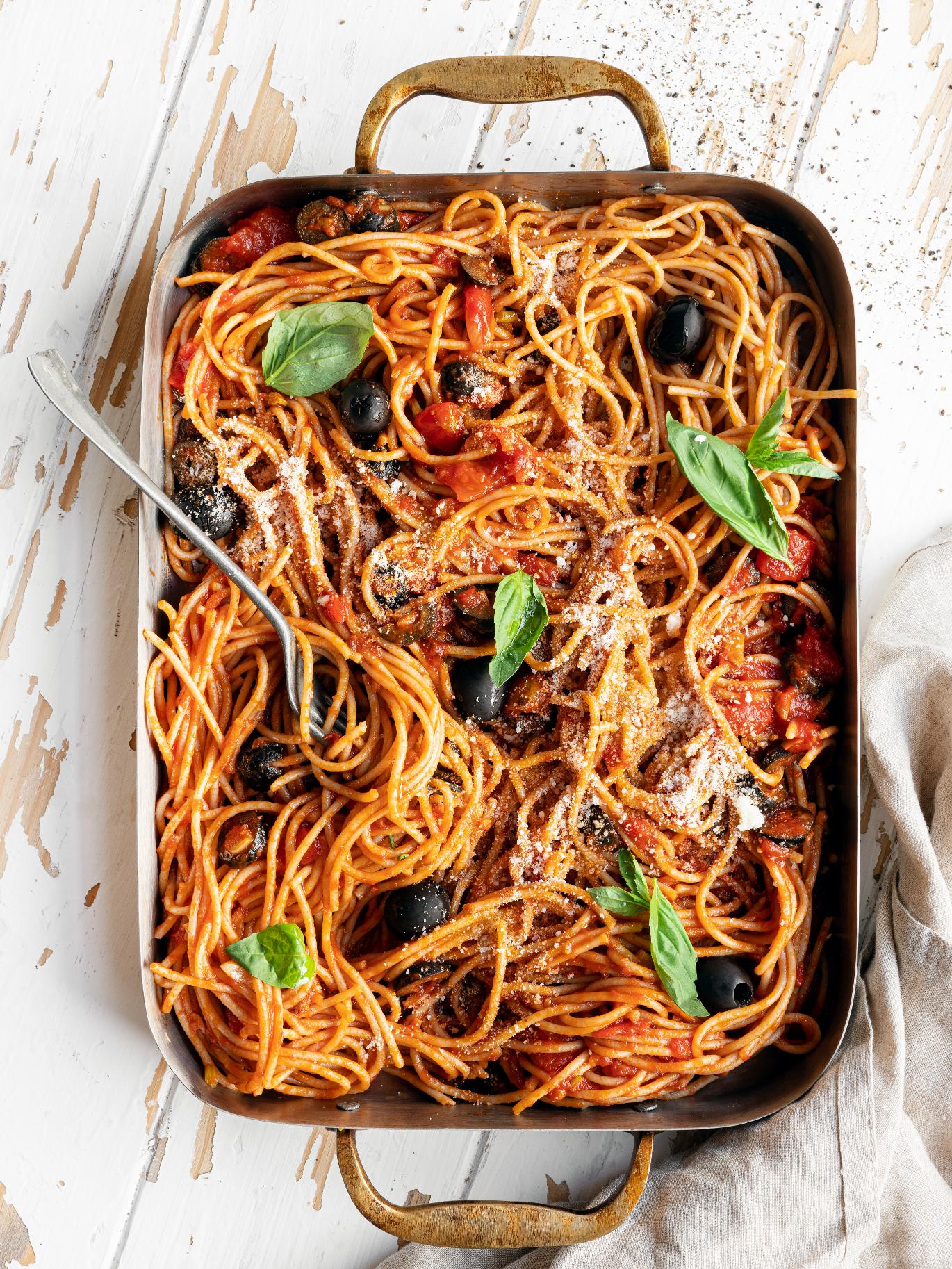 Spaghete cu sos de roșii cu busuioc și măsline