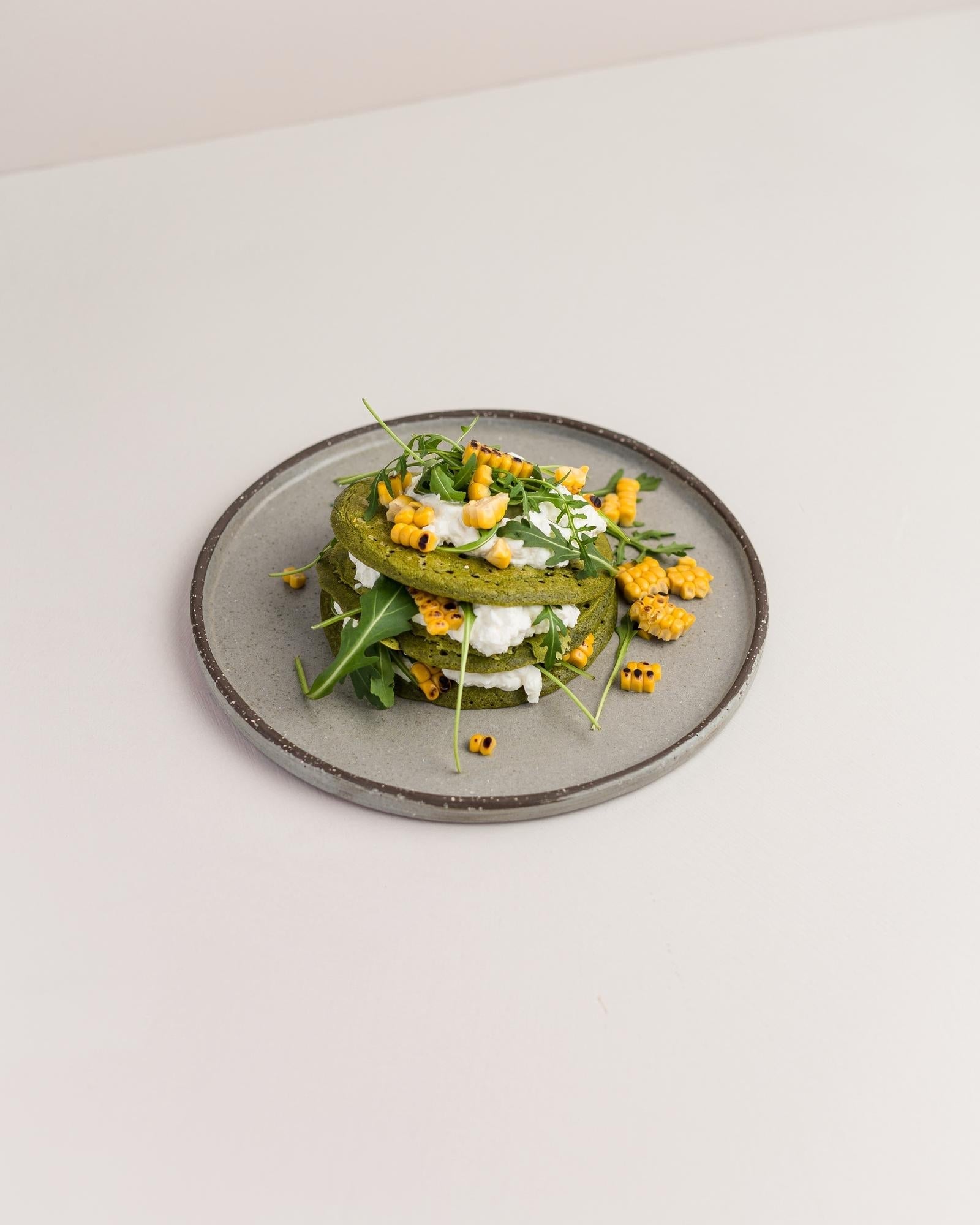 Blini de spanac cu porumb, fromage frais și rucola