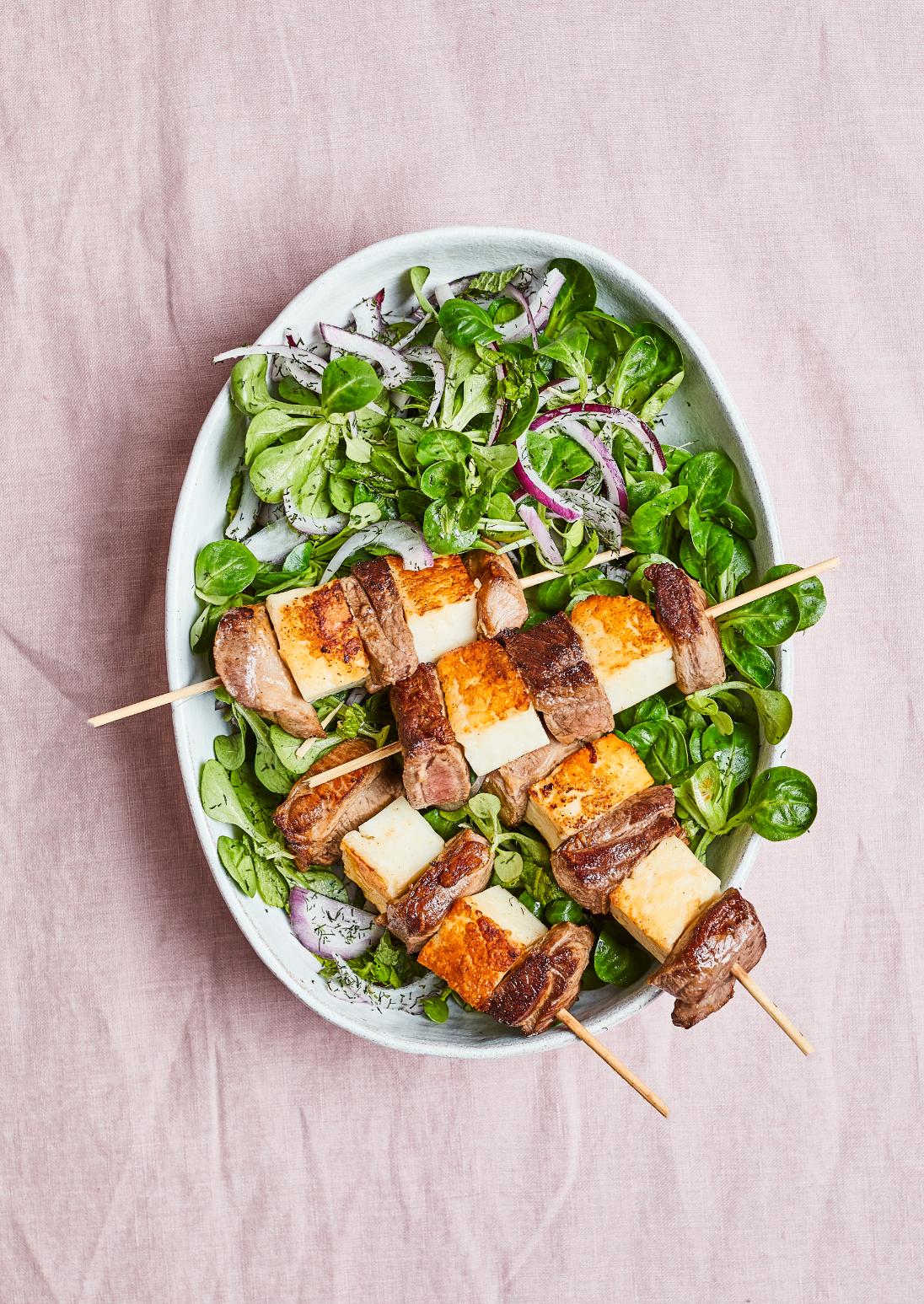Frigărui cu carne de miel și halloumi