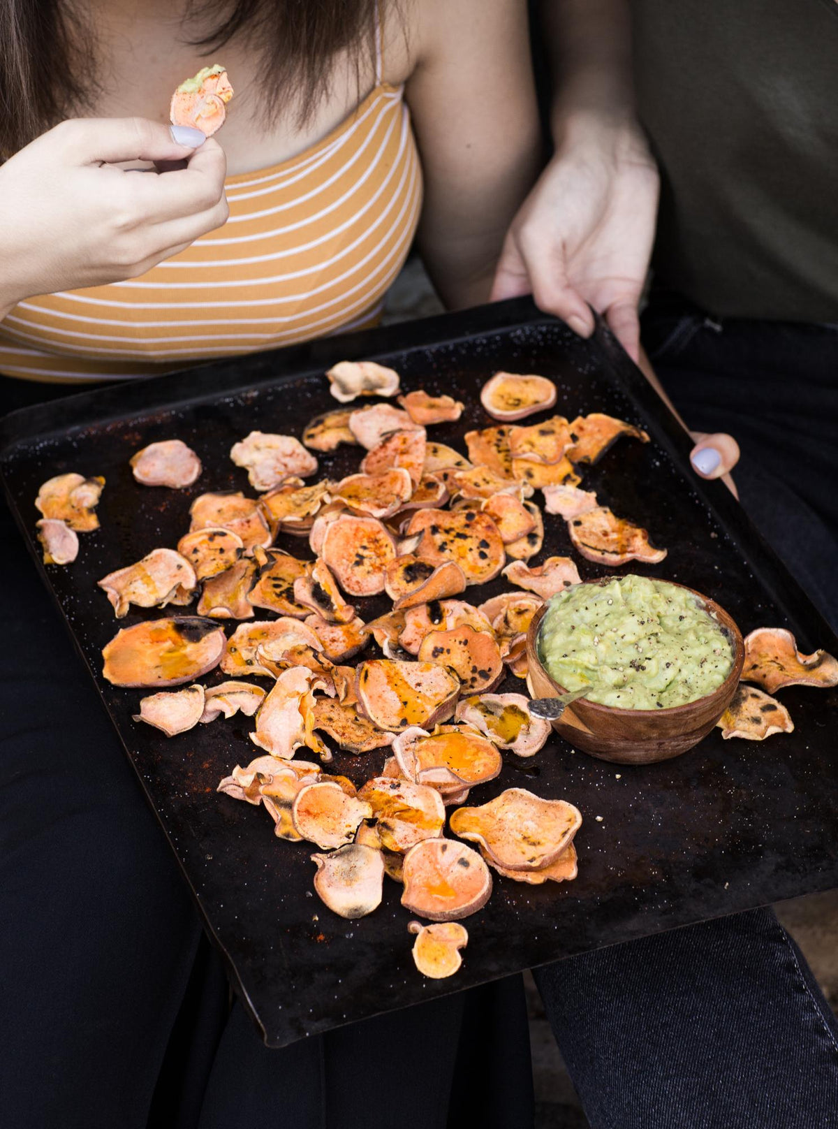 Chips de cartof dulce cu dip de avocado