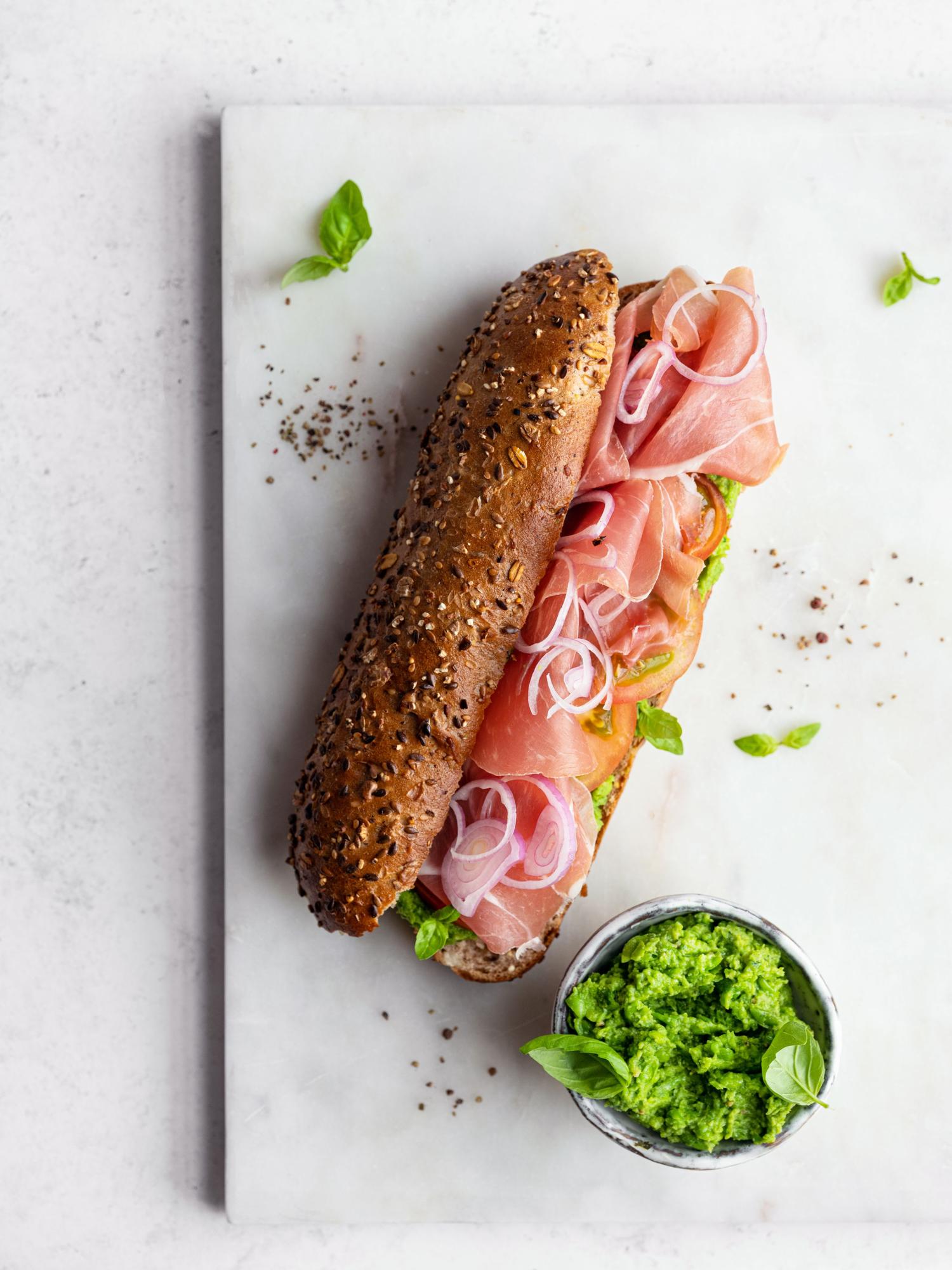 Sandwich cu șuncă și dip de mazăre
