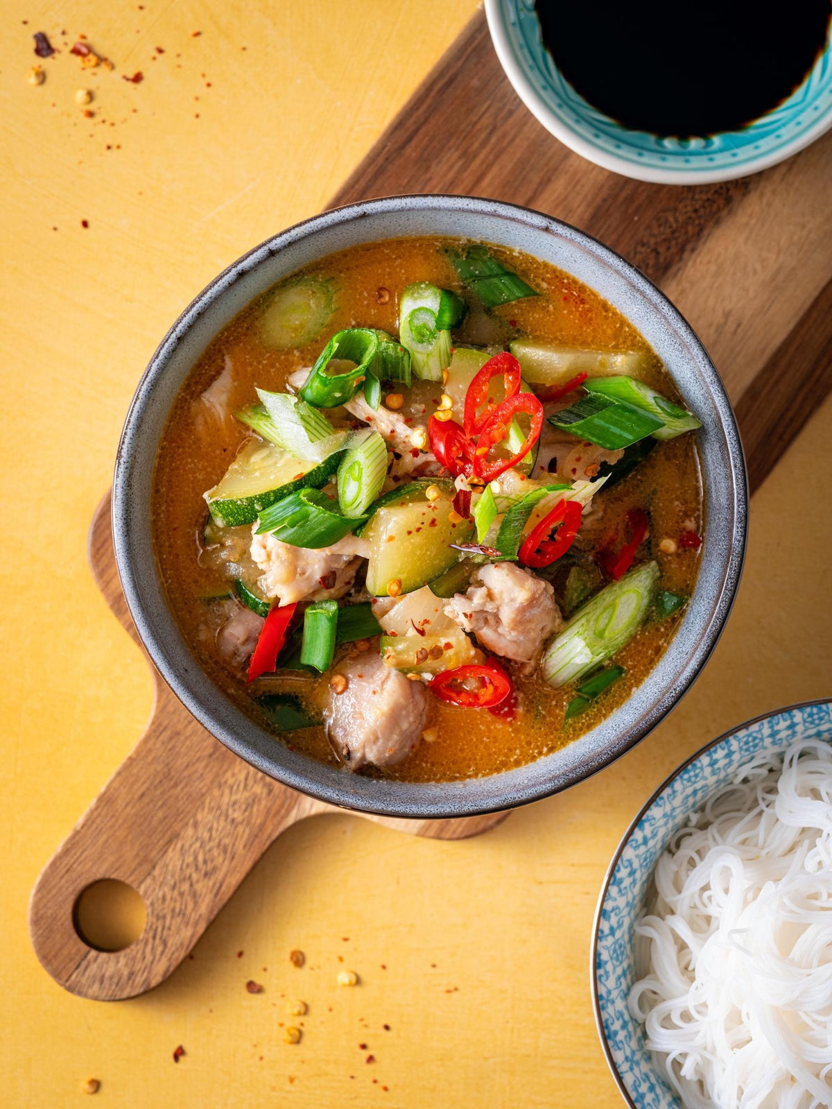 Curry thailandez de pui cu tăiței de orez