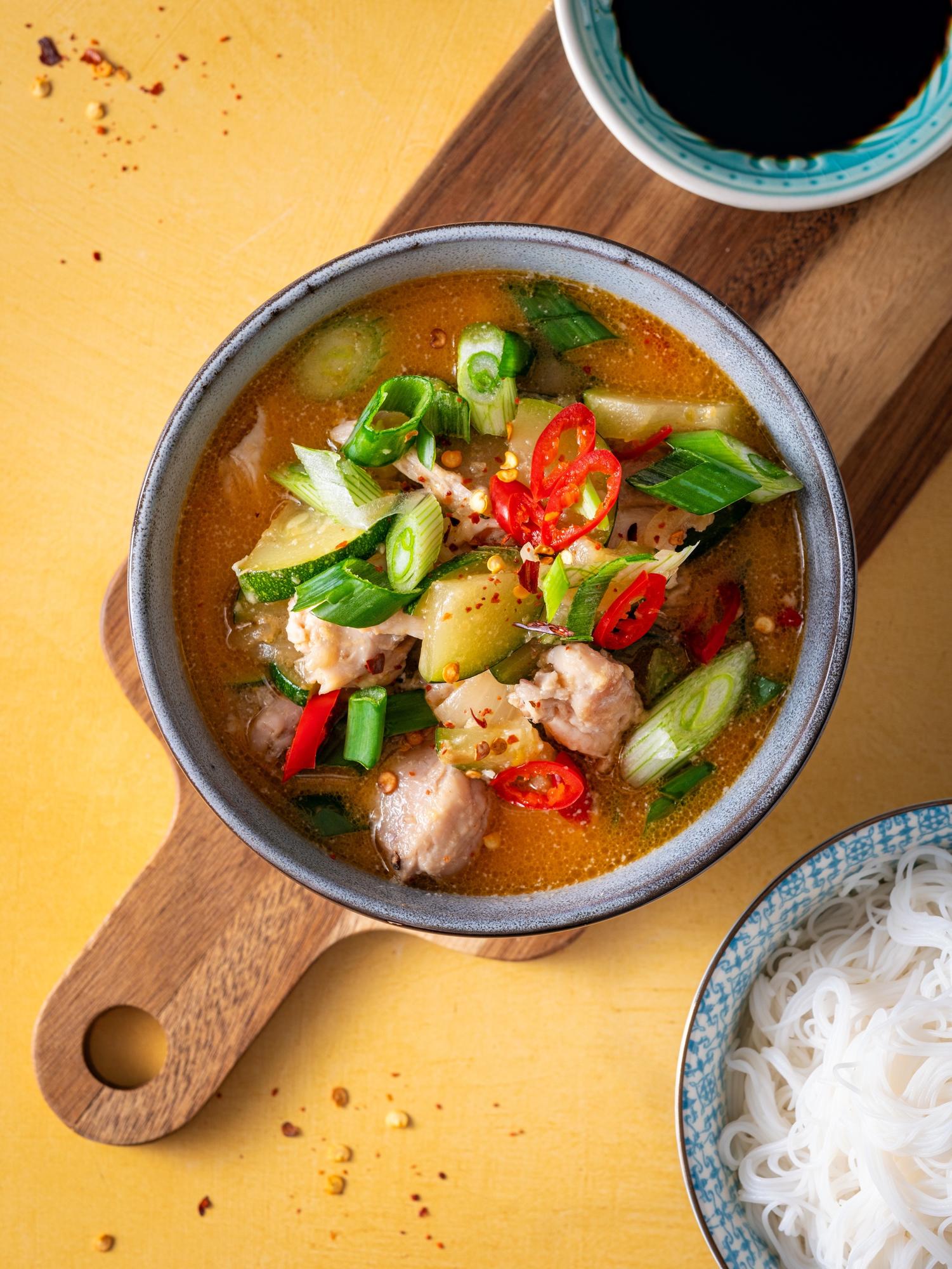 Curry thailandez de pui cu tăiței de orez