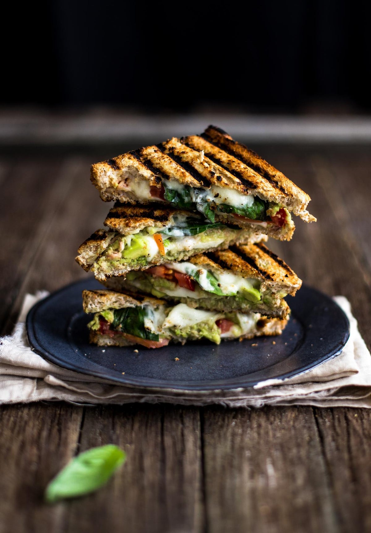 Sandwich cald cu avocado și ton