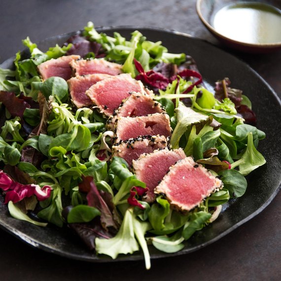 Steak de ton în crustă de susan cu salată cu dressing de miere
