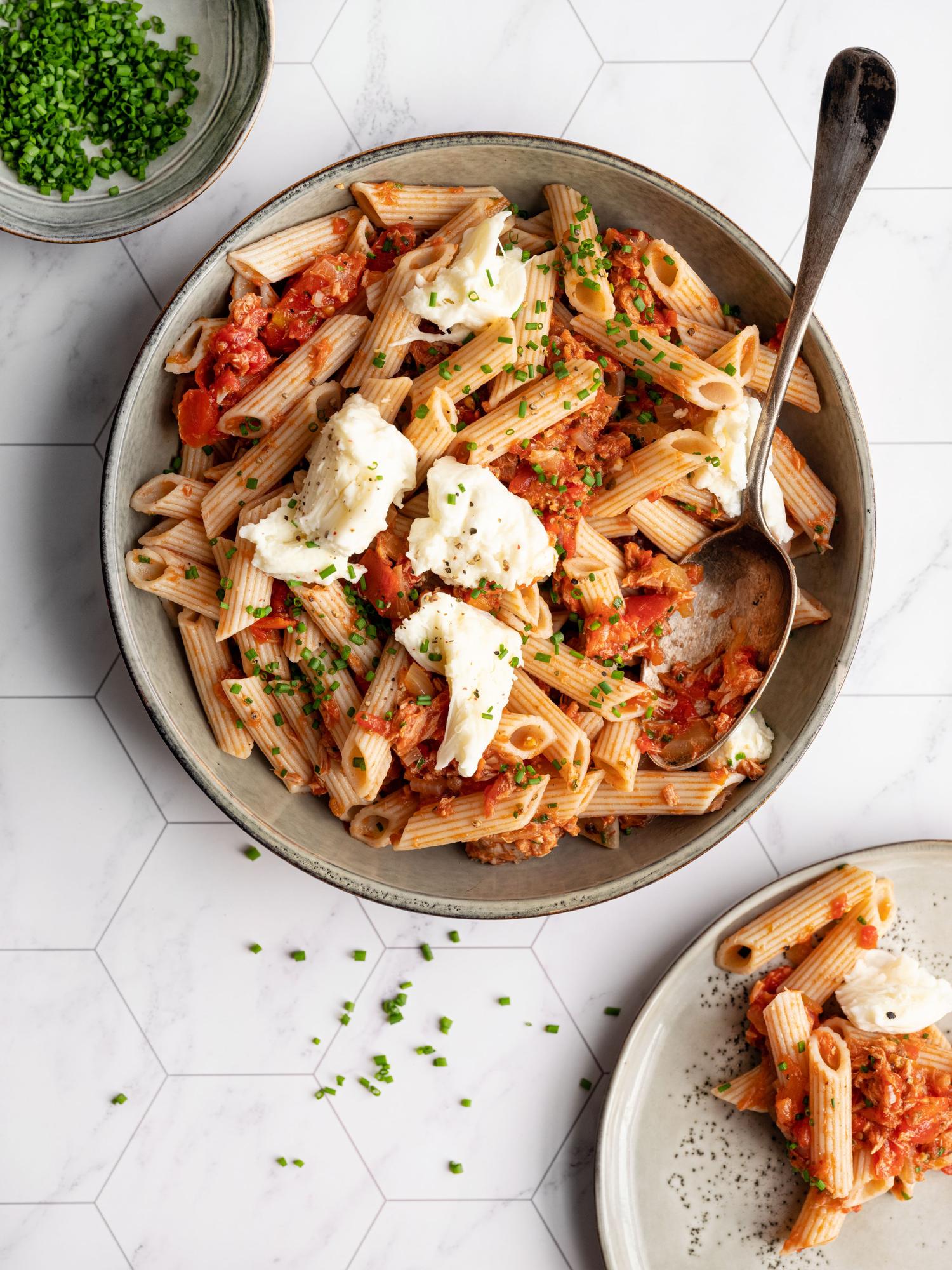 Paste cu ton, roșii și mozzarella